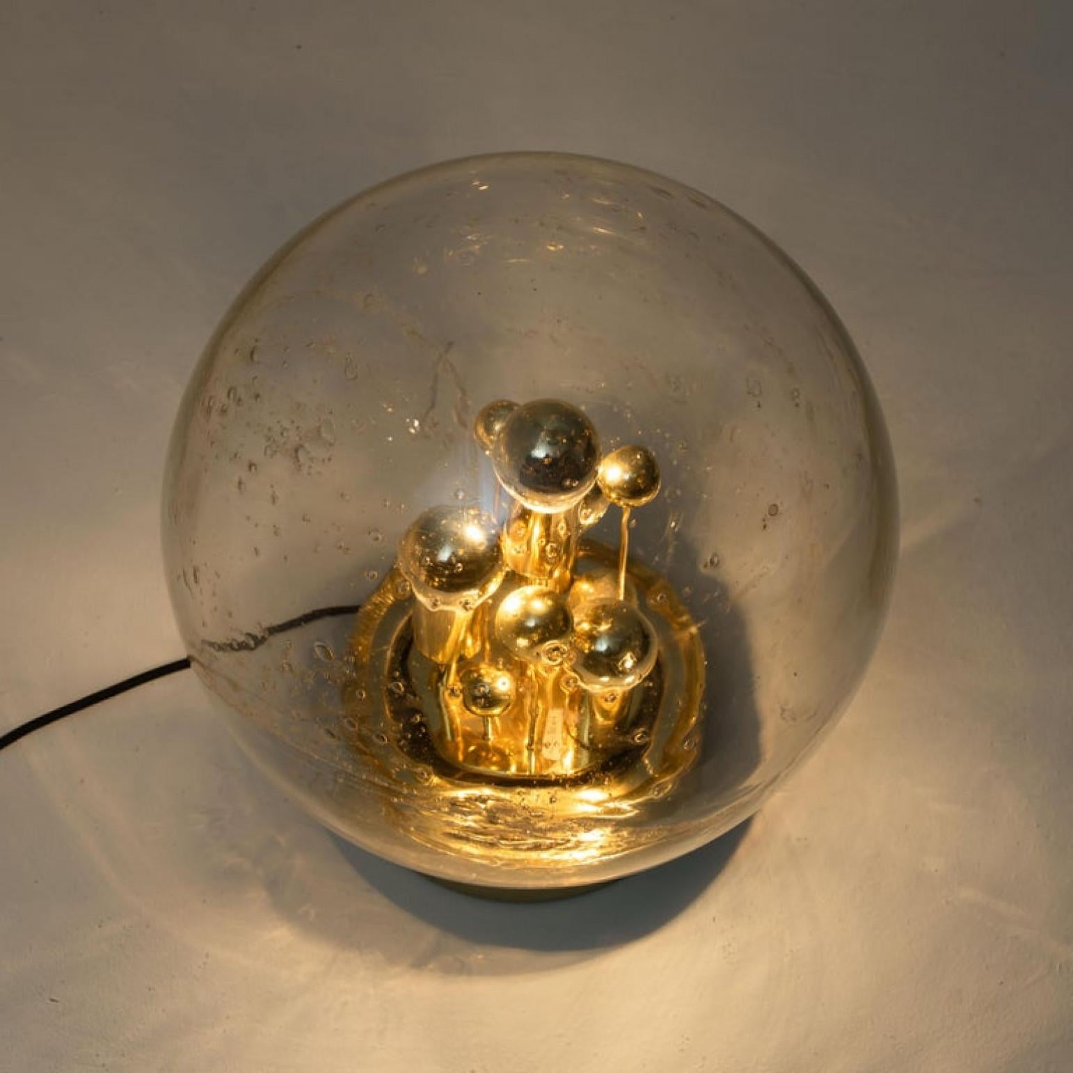 1 des 2 grandes lampes de bureau Doria en verre bullé soufflé à la main, 1970 en vente 1