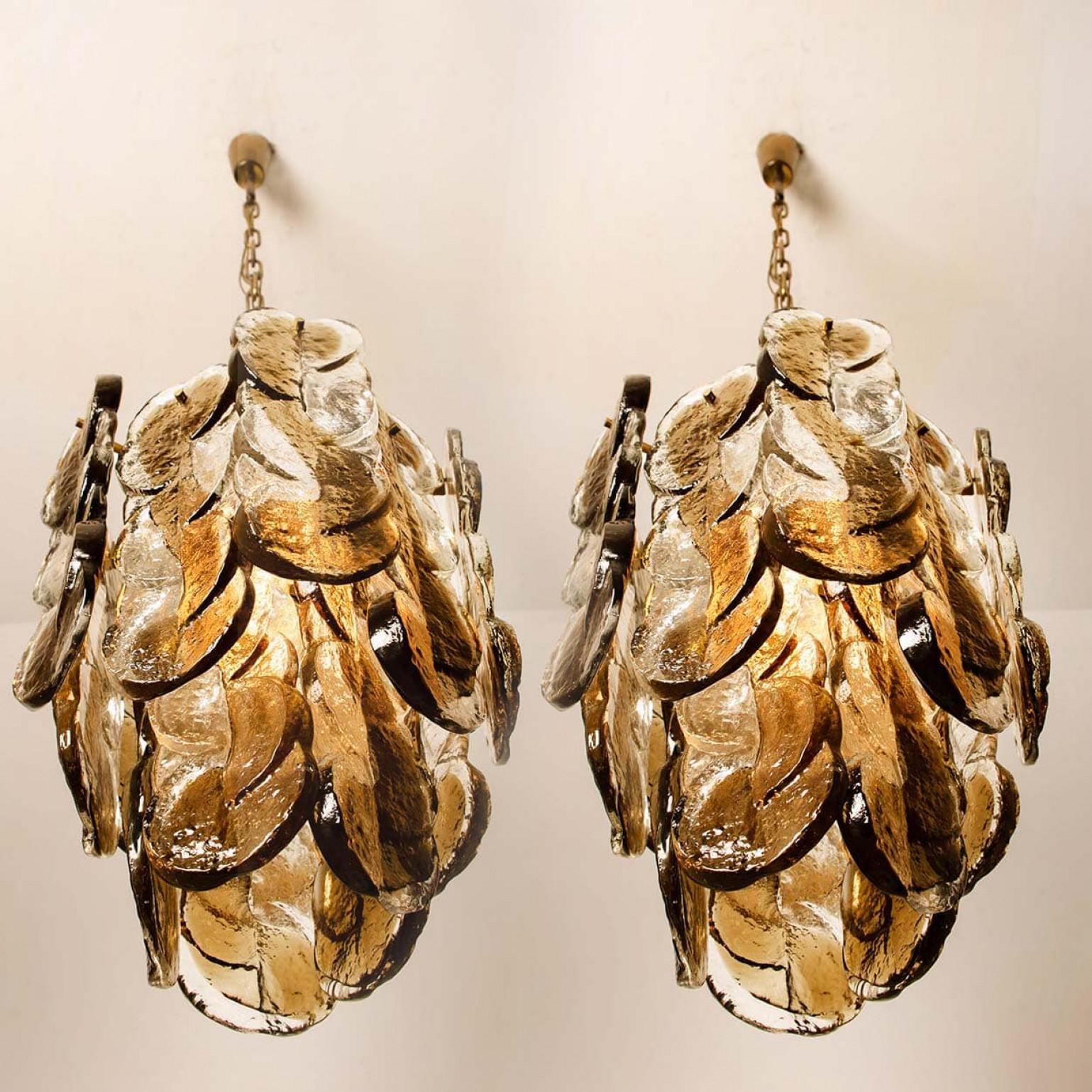 1 of the 2 Large Kalmar Chandeliers Citrus Swirl Smoked Glass, Austria, 1969 in vendita 3