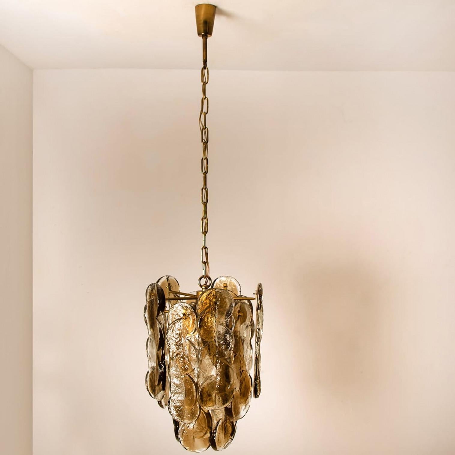 1 of the 2 Large Kalmar Chandeliers Citrus Swirl Smoked Glass, Austria, 1969 in vendita 4