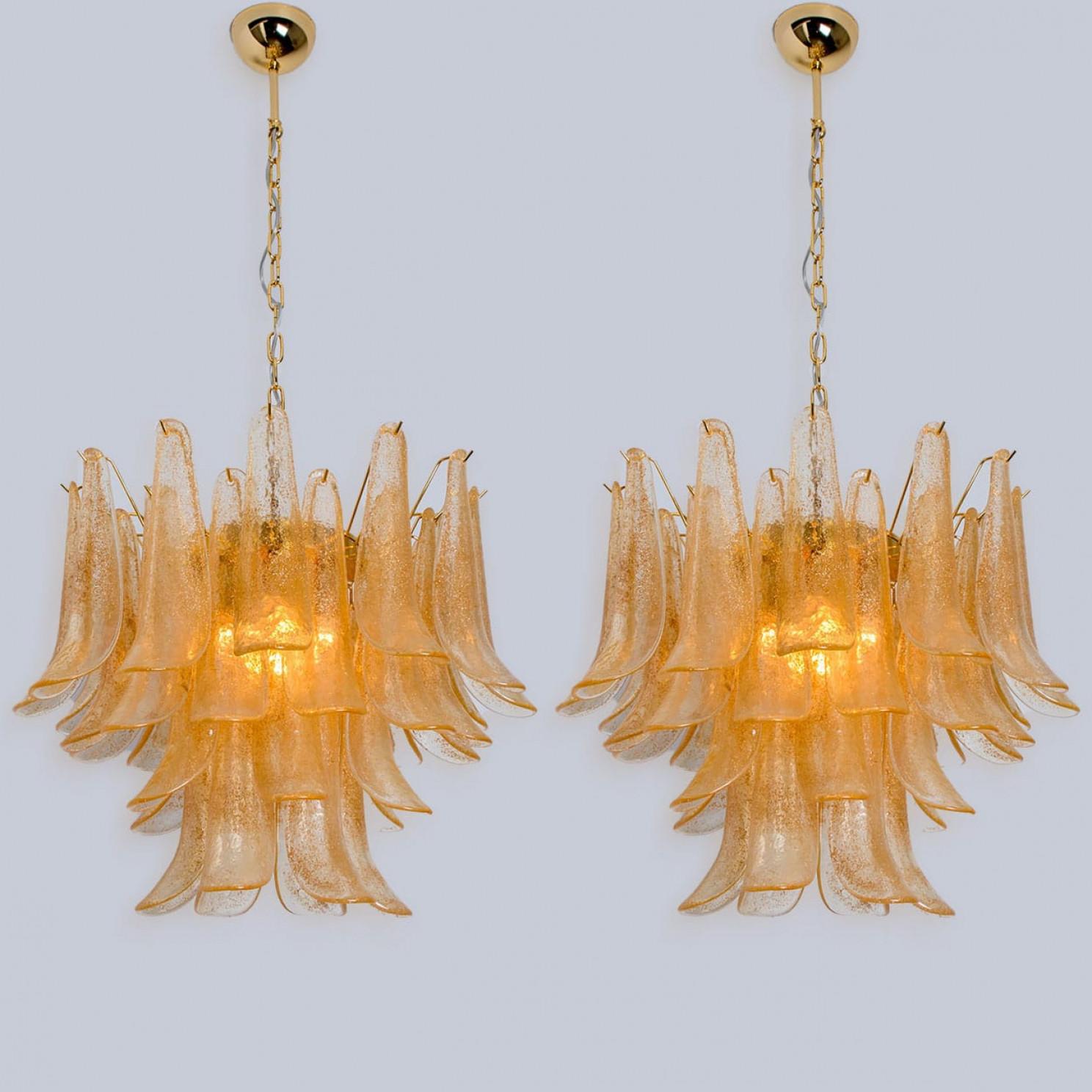 1 des 2 grands lustres à feuilles en verre ambré de Murano, Italie 1970 en vente 2