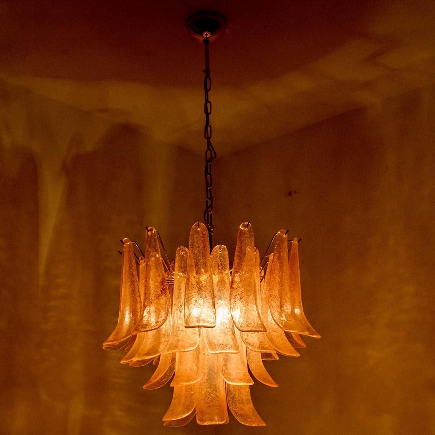 1 des 2 grands lustres à feuilles en verre ambré de Murano, Italie 1970 en vente 3