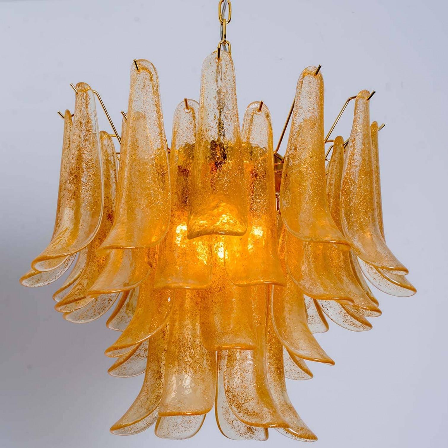 1 des 2 grands lustres à feuilles en verre ambré de Murano, Italie 1970 en vente 4