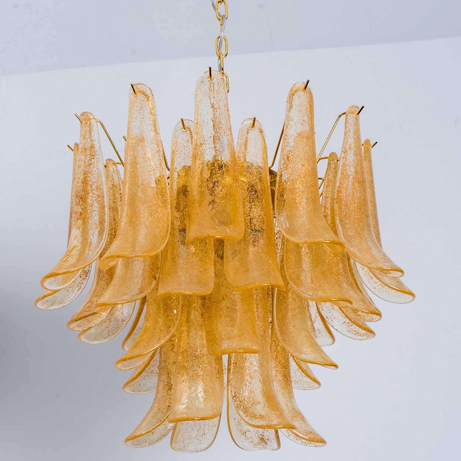 1 des 2 grands lustres à feuilles en verre ambré de Murano, Italie 1970 en vente 5