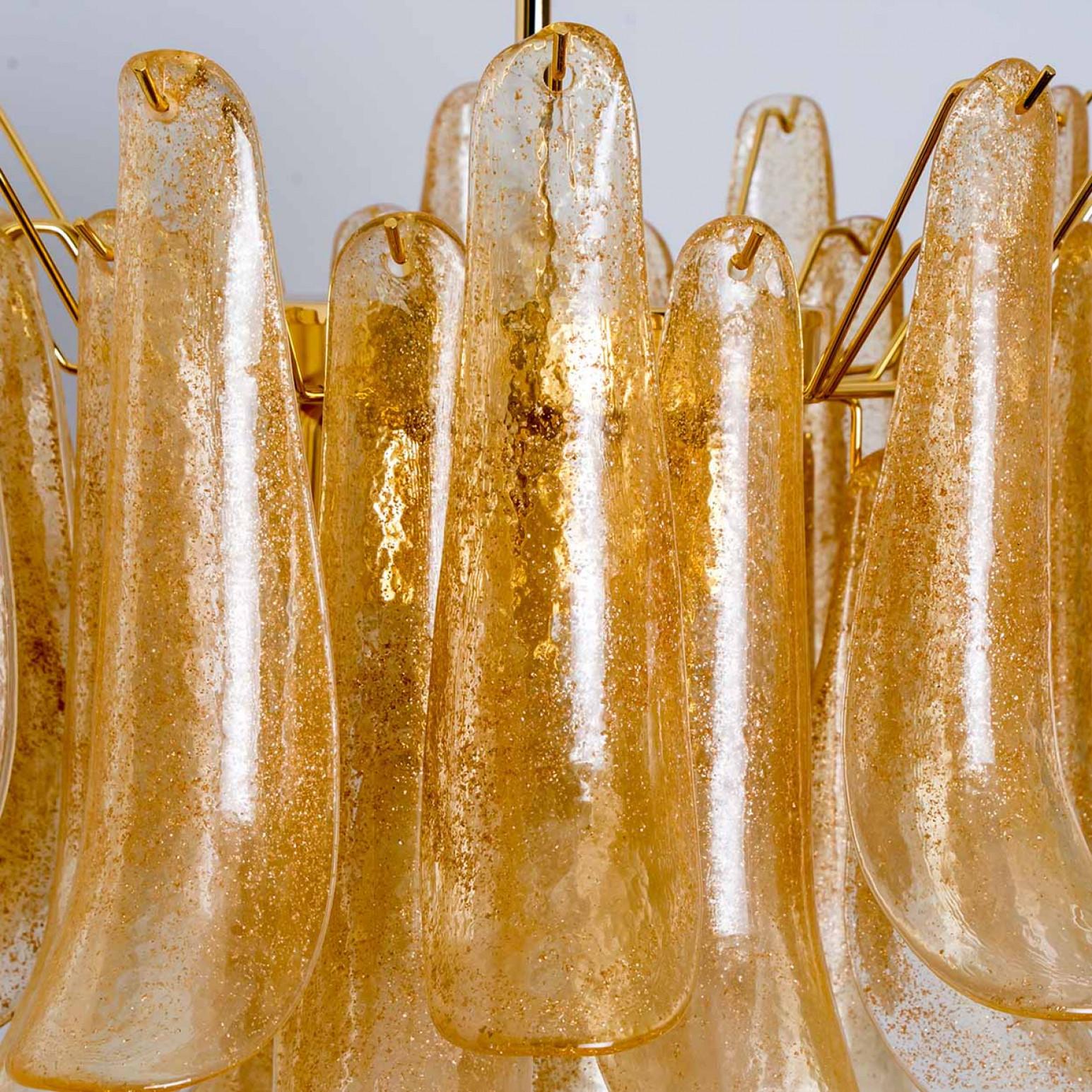 italien 1 des 2 grands lustres à feuilles en verre ambré de Murano, Italie 1970 en vente