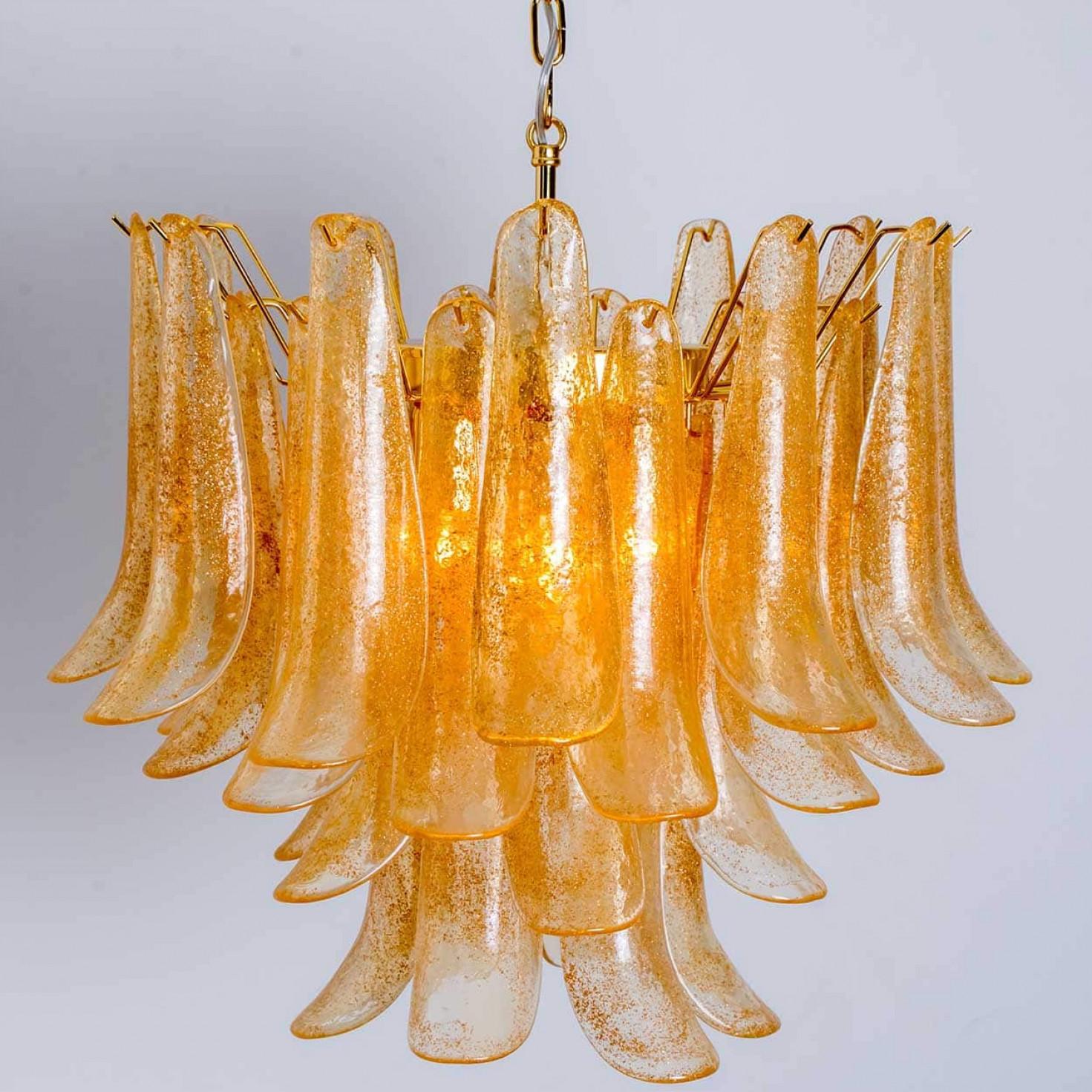 Autre 1 des 2 grands lustres à feuilles en verre ambré de Murano, Italie 1970 en vente