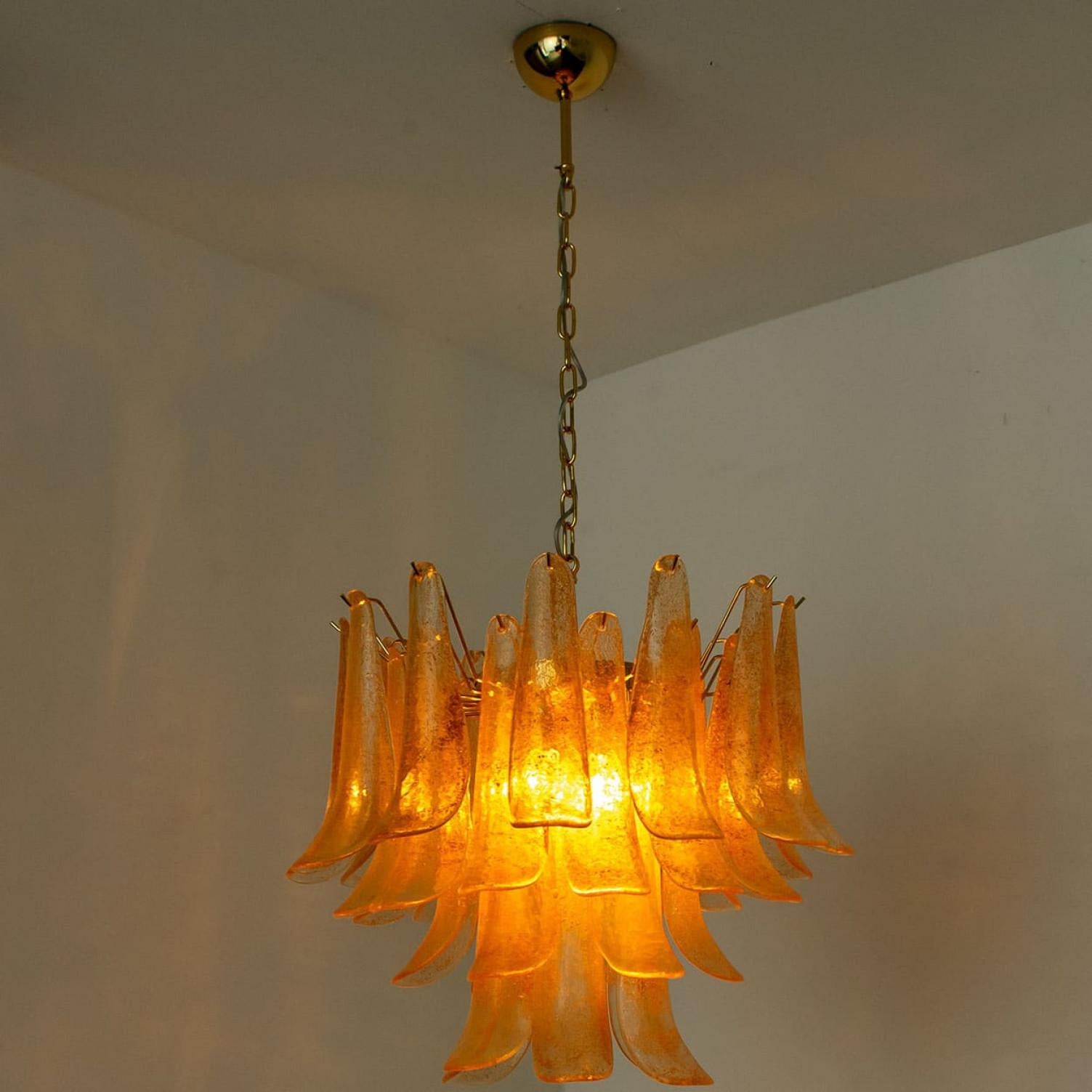 20ième siècle 1 des 2 grands lustres à feuilles en verre ambré de Murano, Italie 1970 en vente