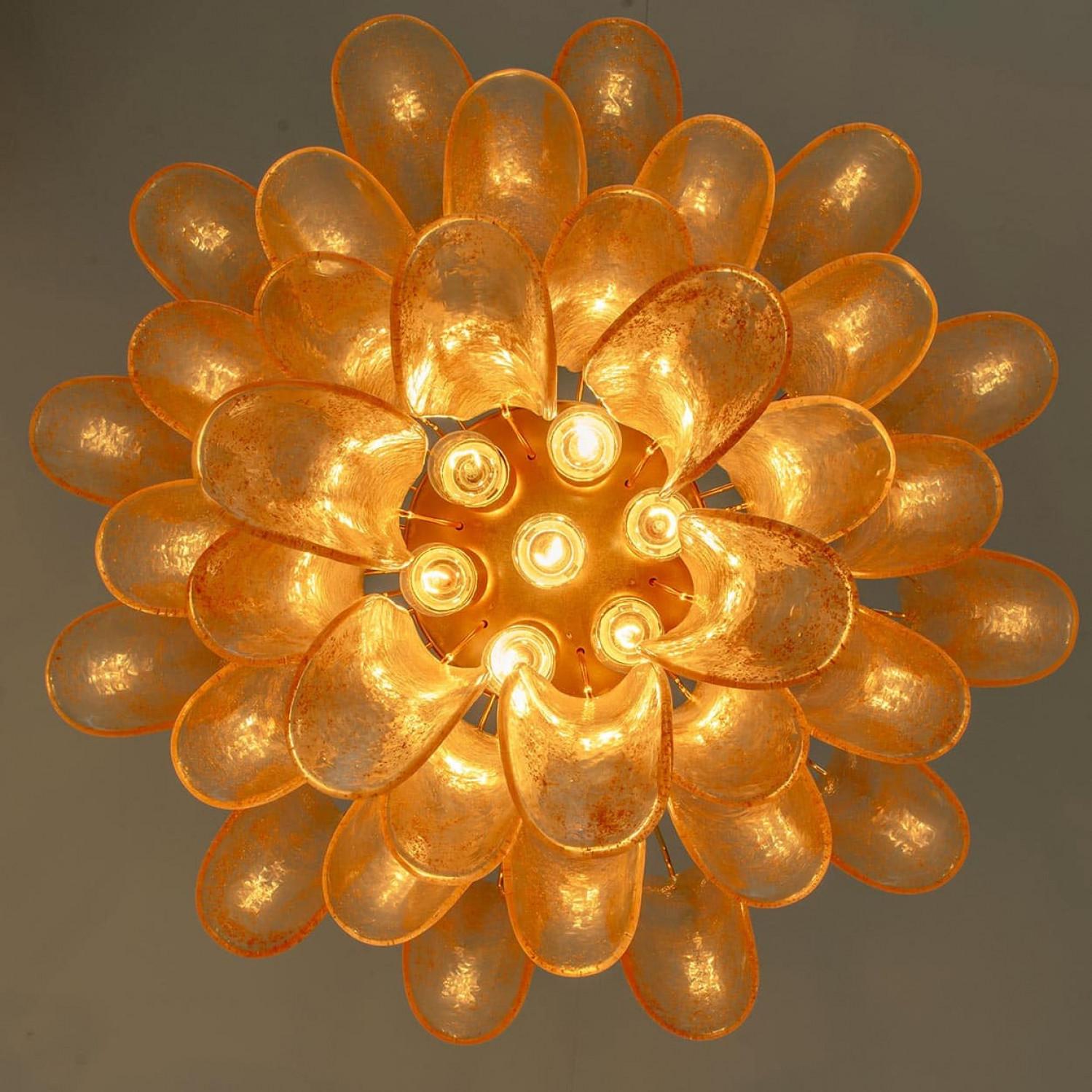 1 des 2 grands lustres à feuilles en verre ambré de Murano, Italie 1970 en vente 1