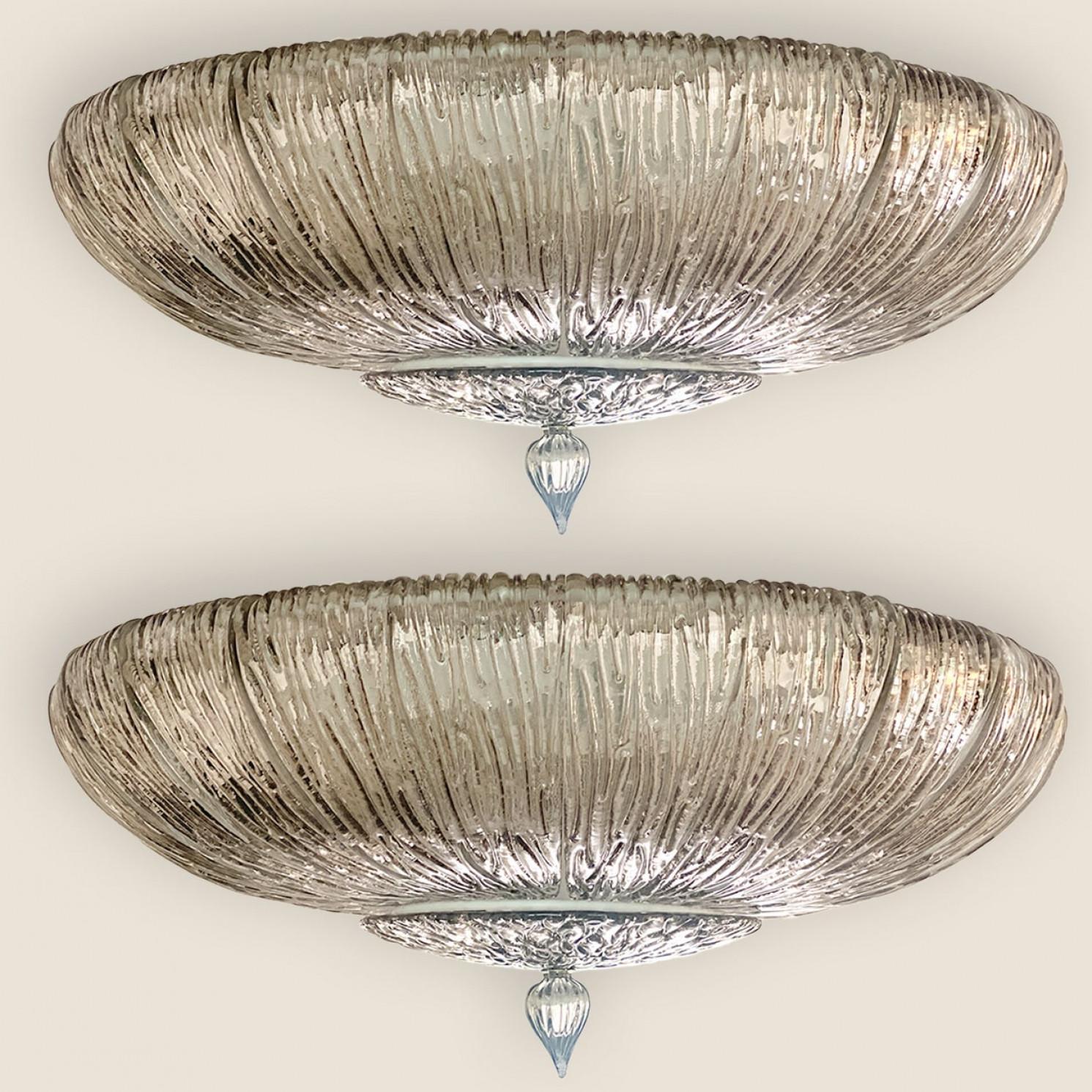 Bellissime montature a filo in vetro fumé di Murano. Un design italiano. Un bellissimo incasso con vetro di Murano. Illumina meravigliosamente.

Pulito e ricablato, perfettamente funzionante e pronto all'uso. La lampada può essere smontata e il