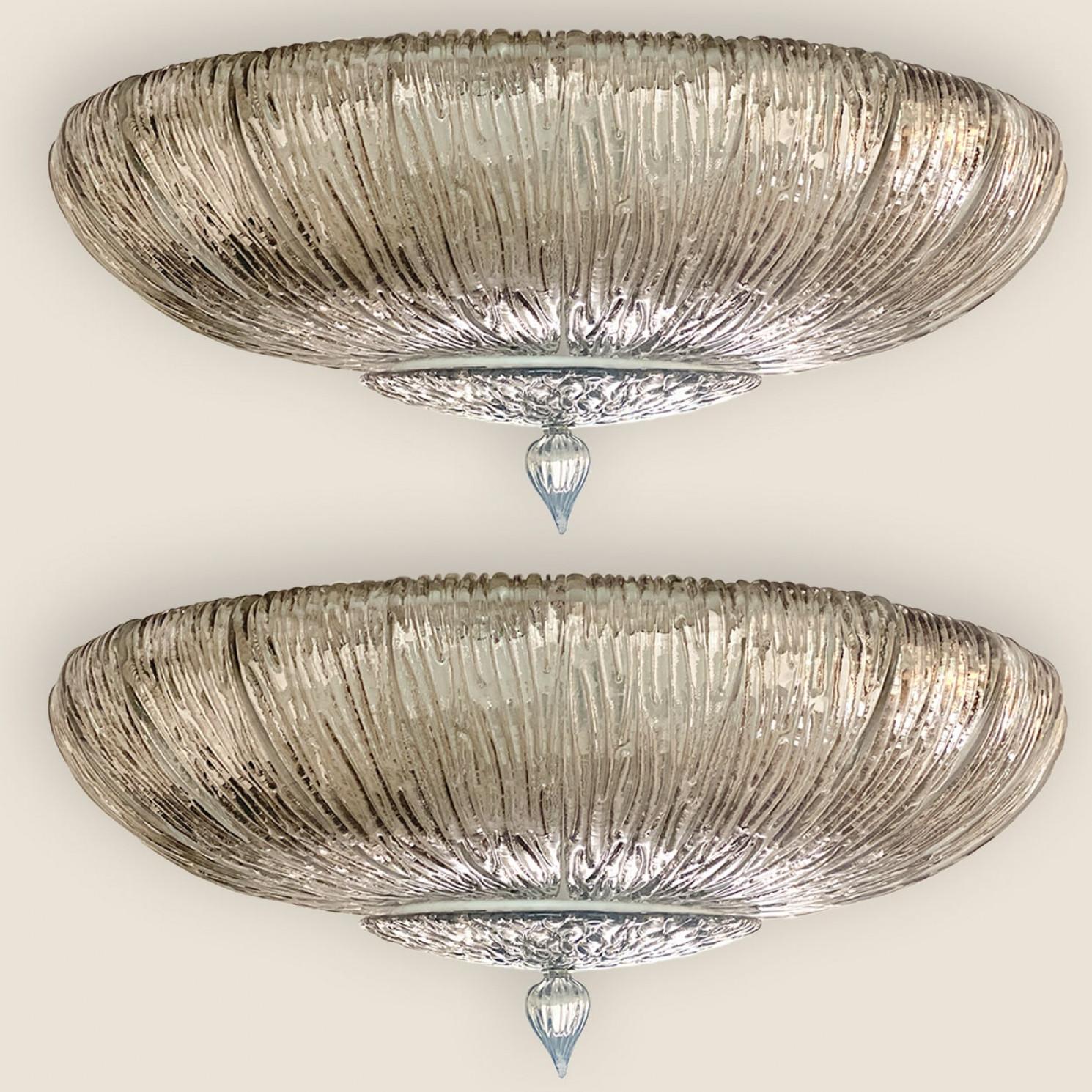 Preciosos empotrables de cristal ahumado de Murano. Un diseño italiano. Verdaderamente una hermosa montura empotrada con cristal de Murano. Ilumina maravillosamente.

Limpiada y recableada, en pleno funcionamiento y lista para usar. La lámpara se