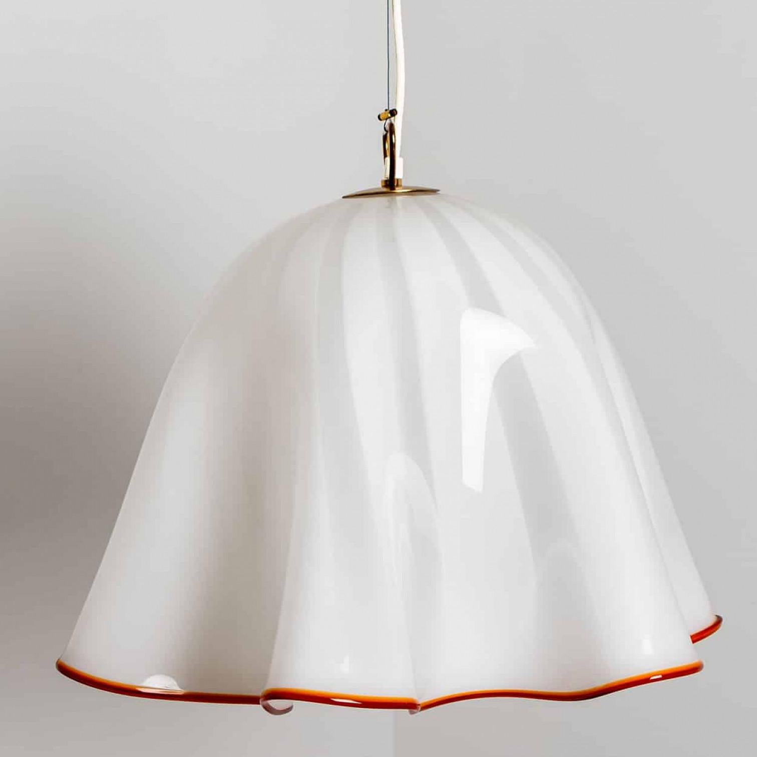 Große schöne Pendelleuchte von J.T Kalmar. Hergestellt in Österreich, Europa, um 1970 (Ende der 1960er, Anfang der 1970er Jahre). Das italienische Murano-Glas ist mundgeblasen.


Das weiße undurchsichtige Glas hat einen roten Rand. Die Lampe ist im