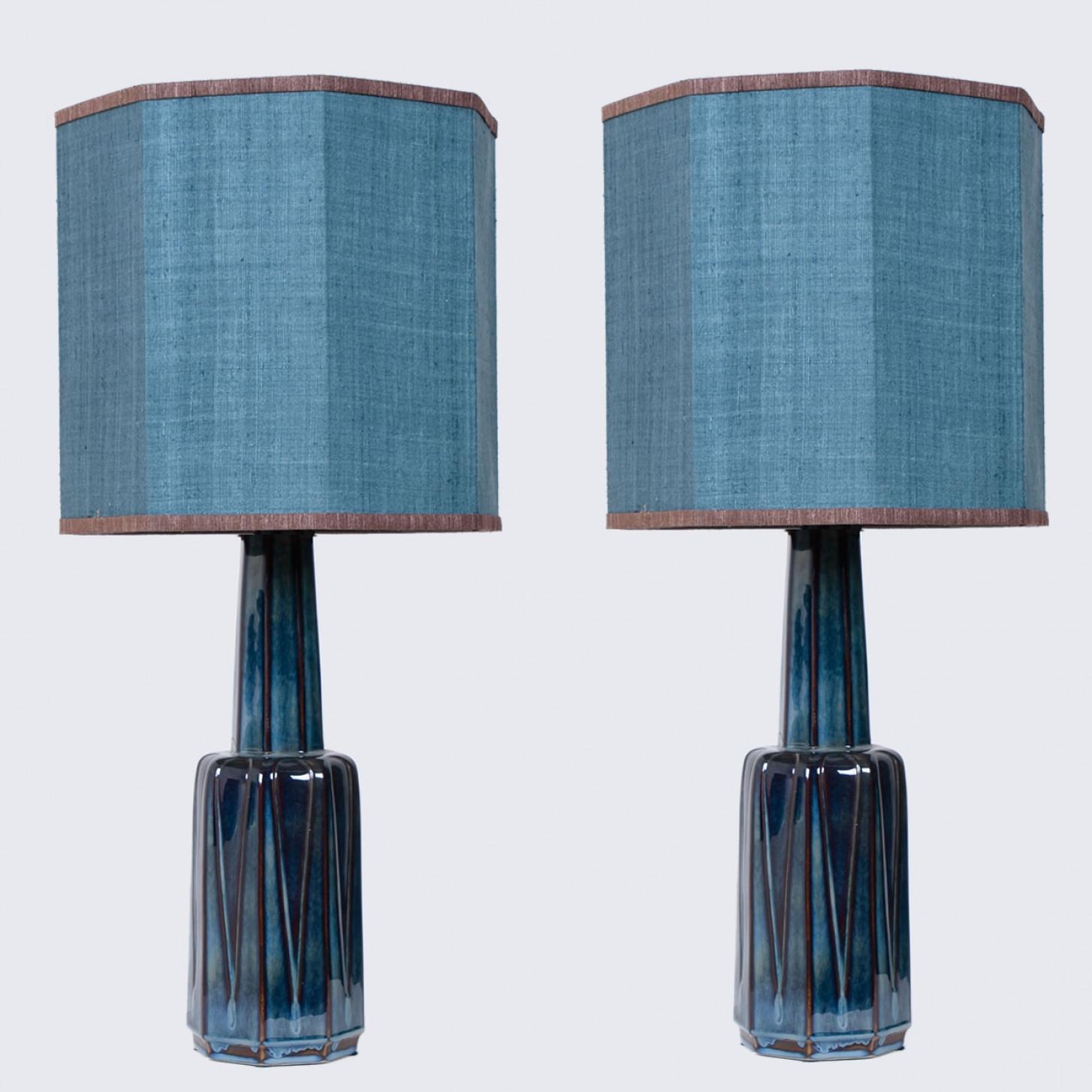 1 de las 2 grandes lámparas de sobremesa de cerámica de Soholm, Dinamarca, años 60. Esta pieza escultórica de alta gama es de cerámica hecha a mano en tonos azules o grises, con una combinación de acabados en seco y esmaltado. Con una nueva pantalla