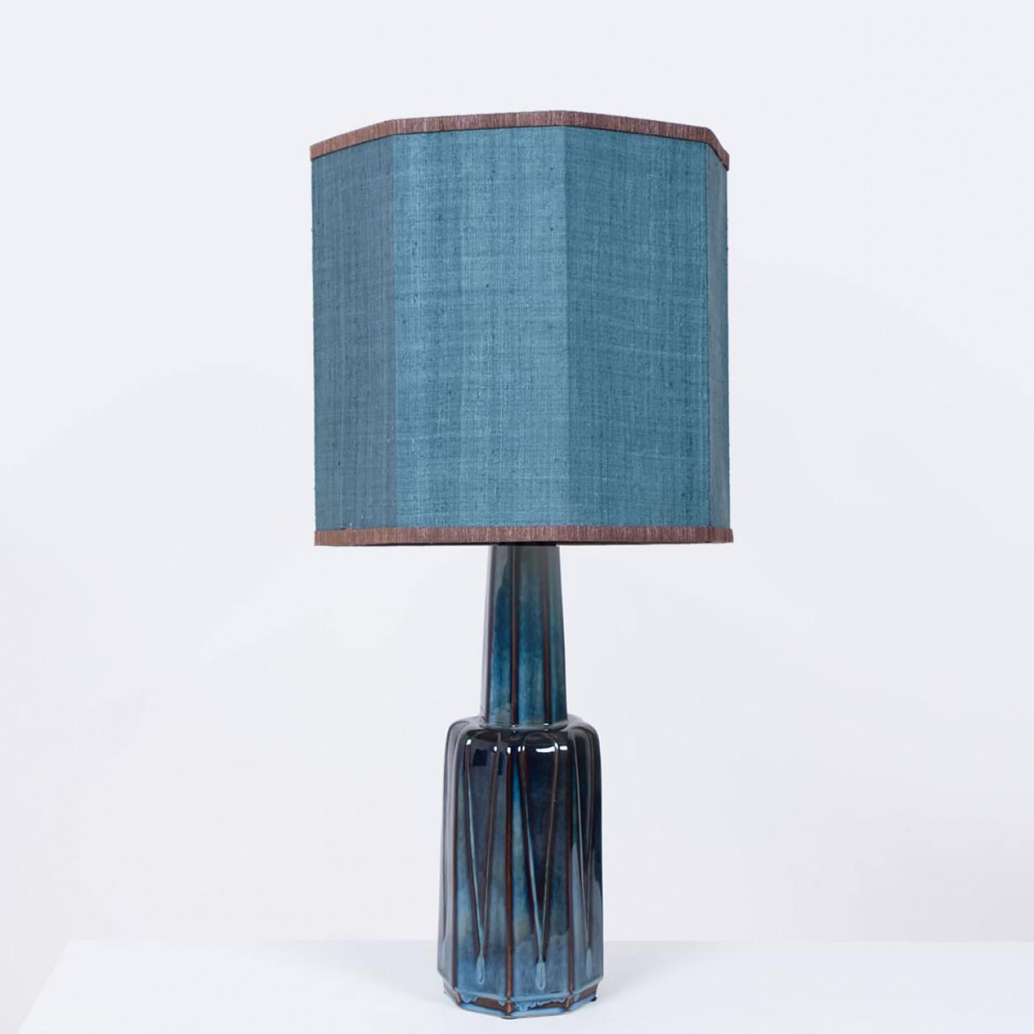 Mid-Century moderno 1 delle 2 grandi lampade Soholm con paralume su misura in seta blu Houben, 19 in vendita