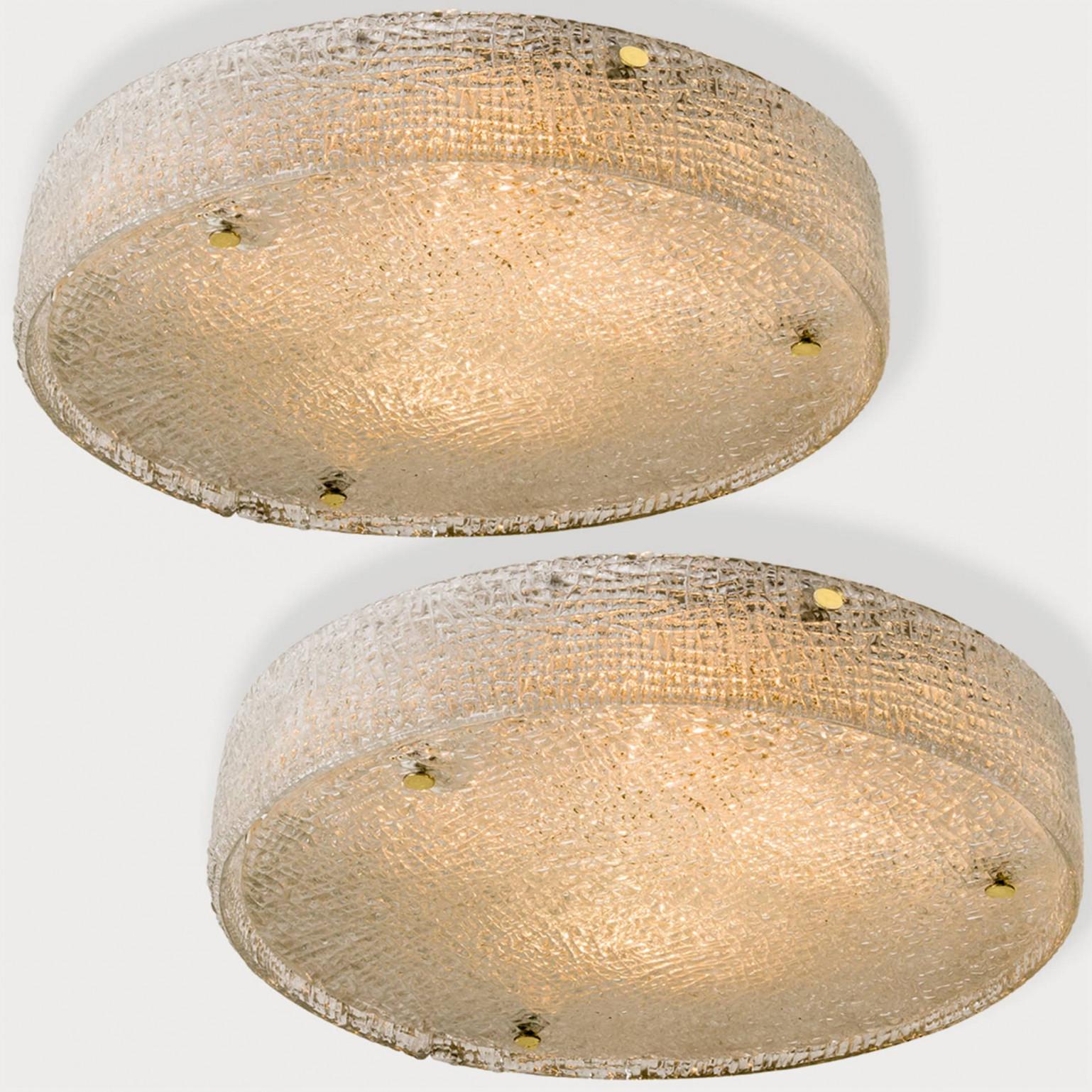 1 des 2 luminaires en verre glacé texturé Mid-Century Modern du fabricant Kaiser, circa 1965.  Design/One simple mais haut de gamme. Illumine magnifiquement. Chaque luminaire, souvent attribué à tort à Kalmar, comporte une énorme coupelle en verre