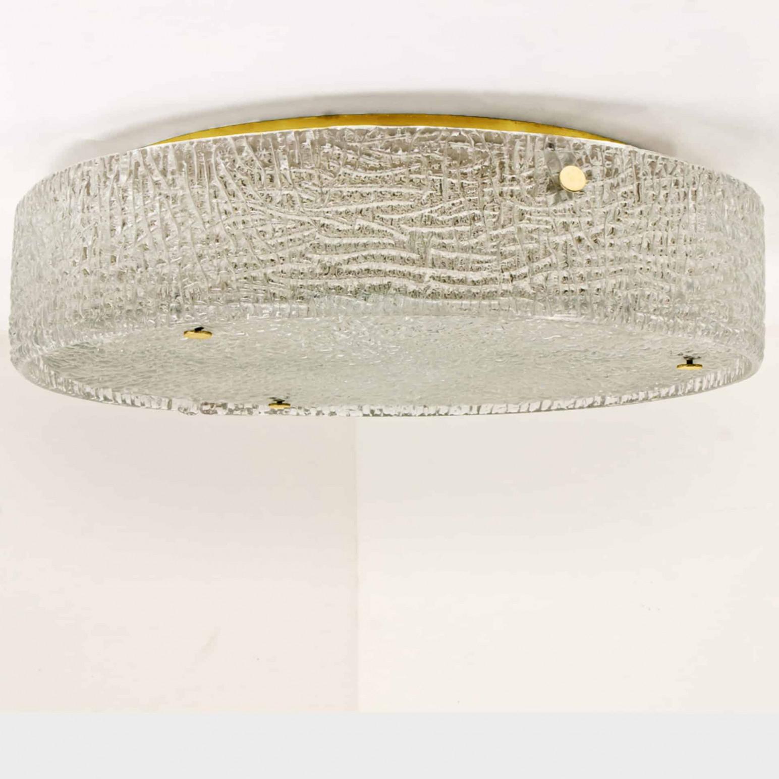 Mid-Century Modern 1 des 2 grands plafonniers affleurants en laiton à verre épais texturé, années 1960 en vente