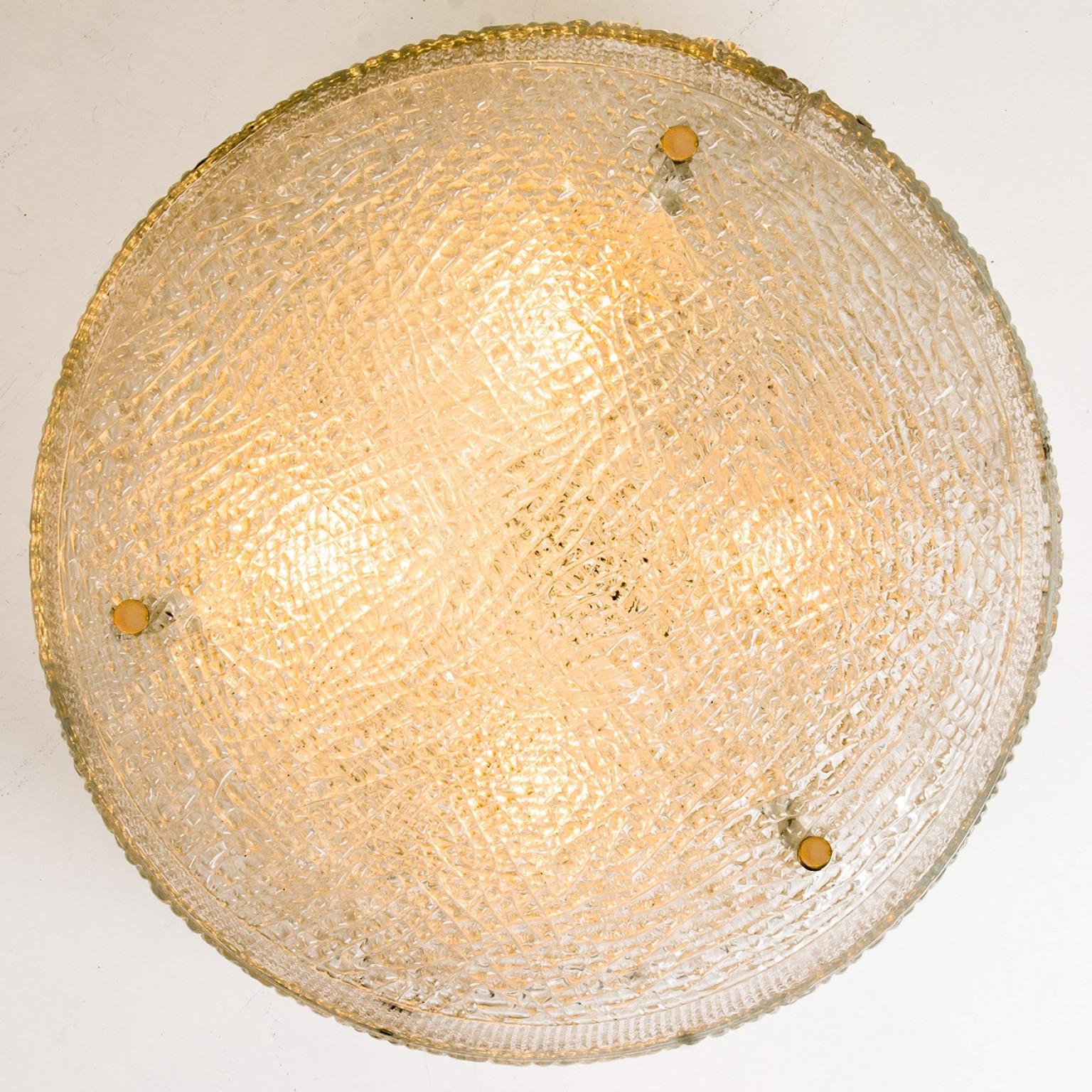 Allemand 1 des 2 grands plafonniers affleurants en laiton à verre épais texturé, années 1960 en vente