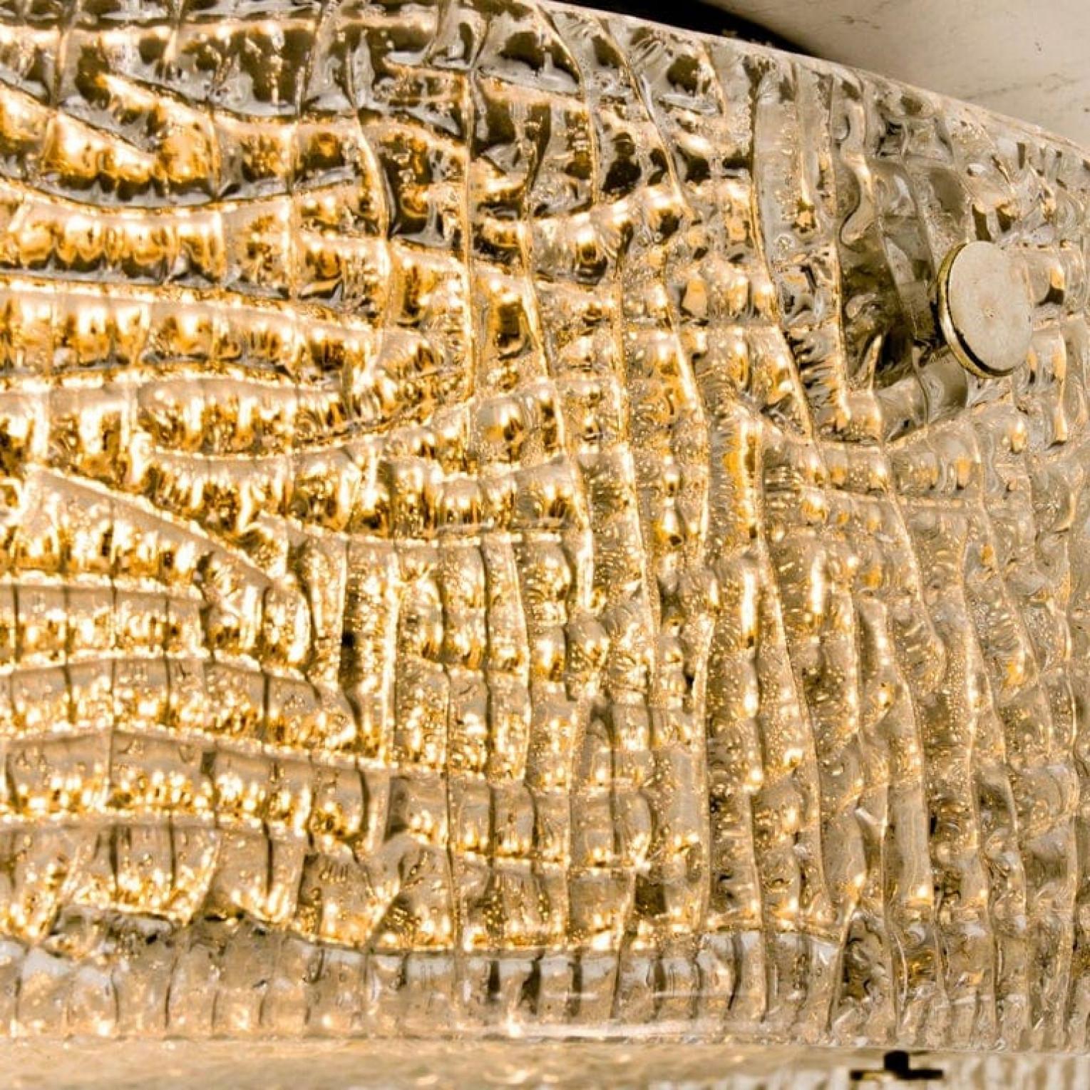 Fait main 1 des 2 grands plafonniers affleurants en laiton à verre épais texturé, années 1960 en vente