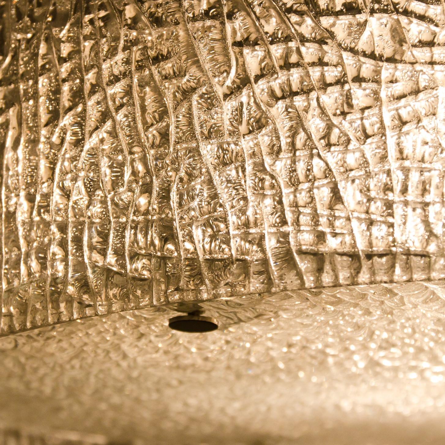 Fin du 20e siècle 1 des 2 grands plafonniers affleurants en laiton à verre épais texturé, années 1960 en vente