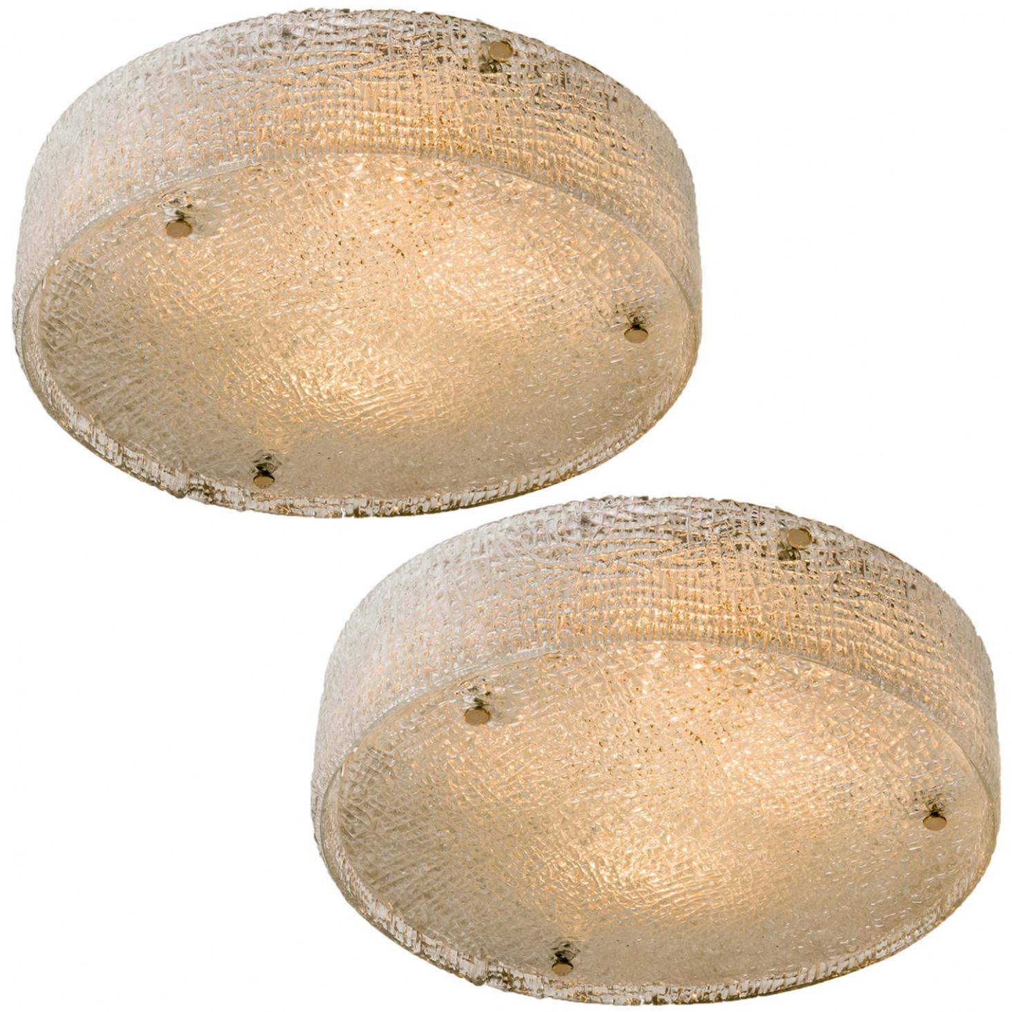 Métal 1 des 2 grands plafonniers affleurants en laiton à verre épais texturé, années 1960 en vente
