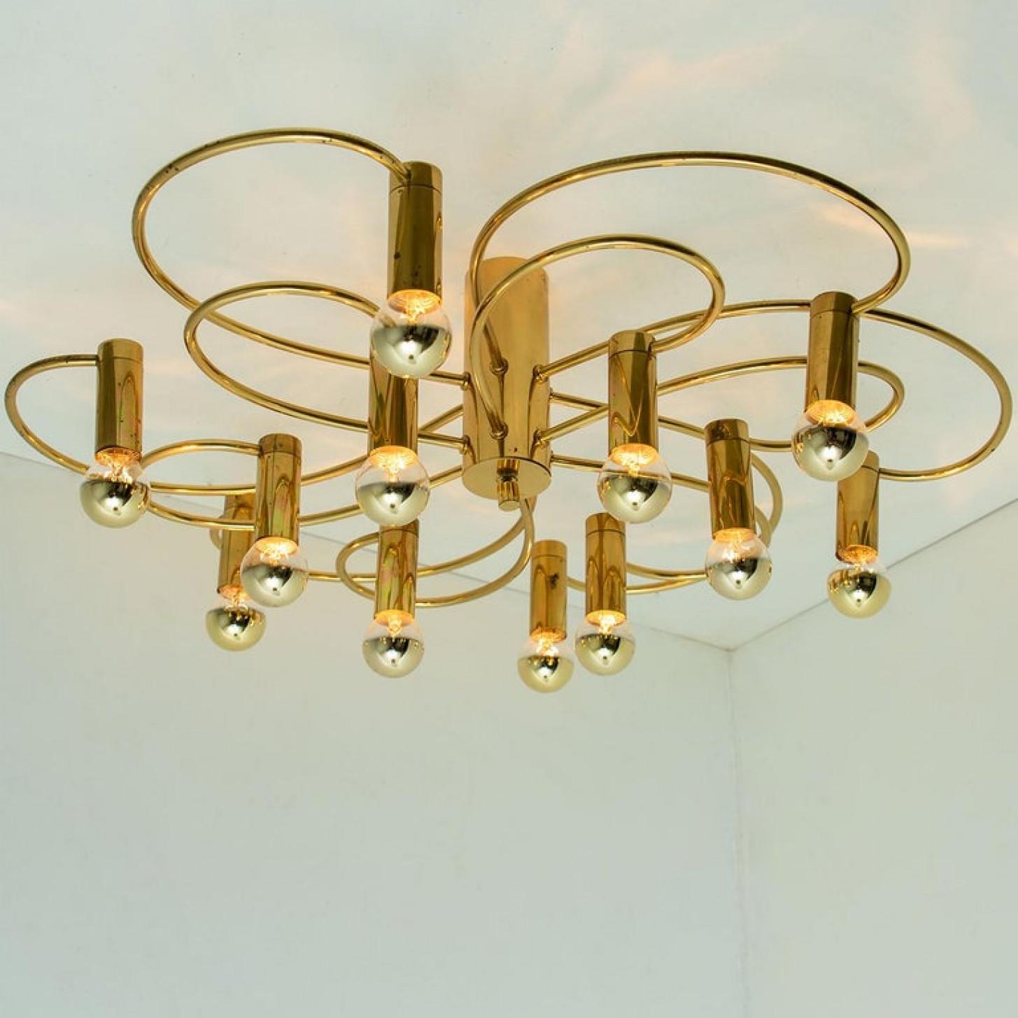 Splendide plafonnier ou applique murale de style Sciolari par Leola. Fabriqué en laiton massif poli, Allemagne, années 1970.

Peut être utilisé comme plafonnier encastré ou comme applique murale extraordinaire.

Le luminaire nécessite 13 ampoules