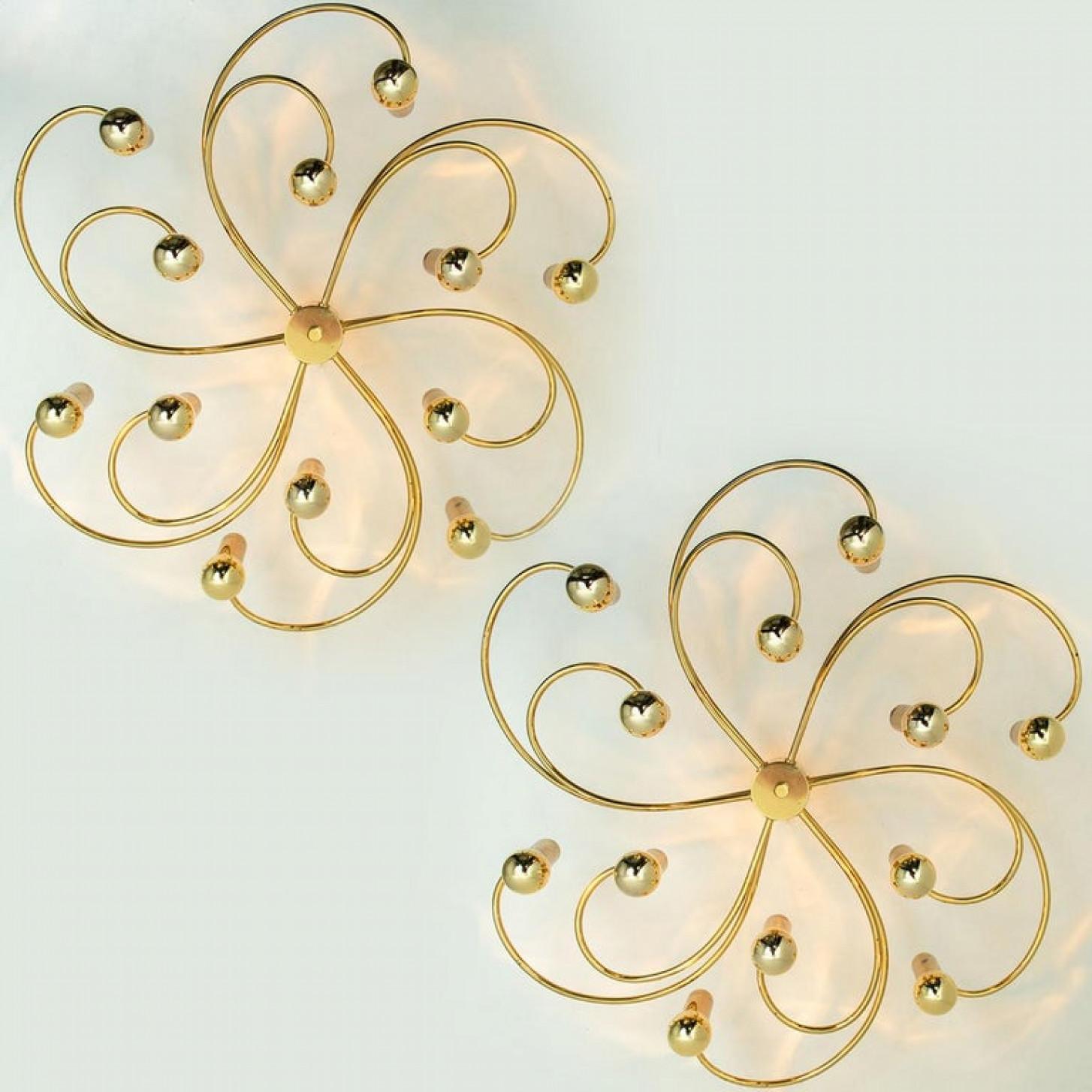 Autre 1 des 2 Leola Sculptural Brass 13-Light Ceiling or Wall Flush Mount, 1970 en vente