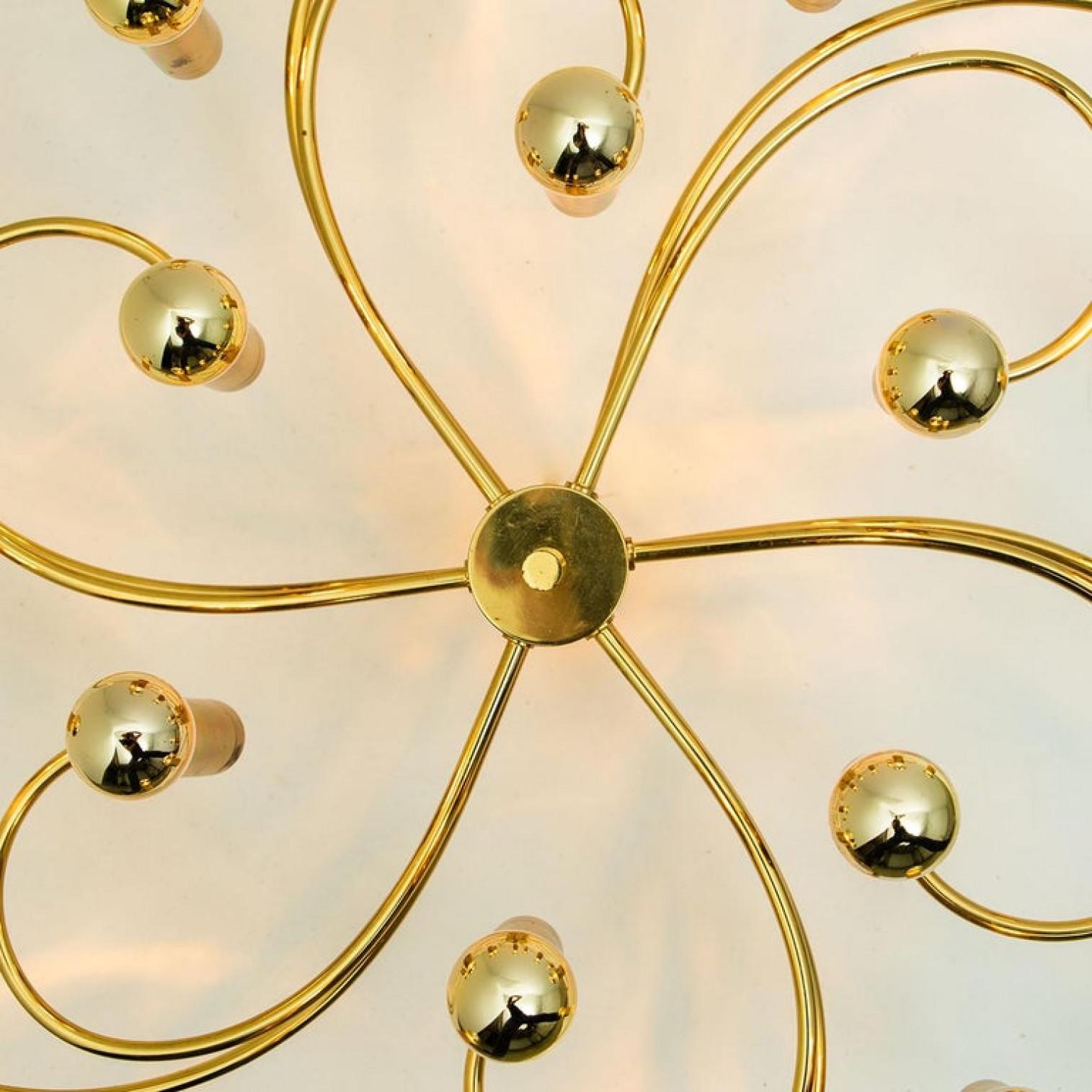 1 des 2 Leola Sculptural Brass 13-Light Ceiling or Wall Flush Mount, 1970 Bon état - En vente à Rijssen, NL