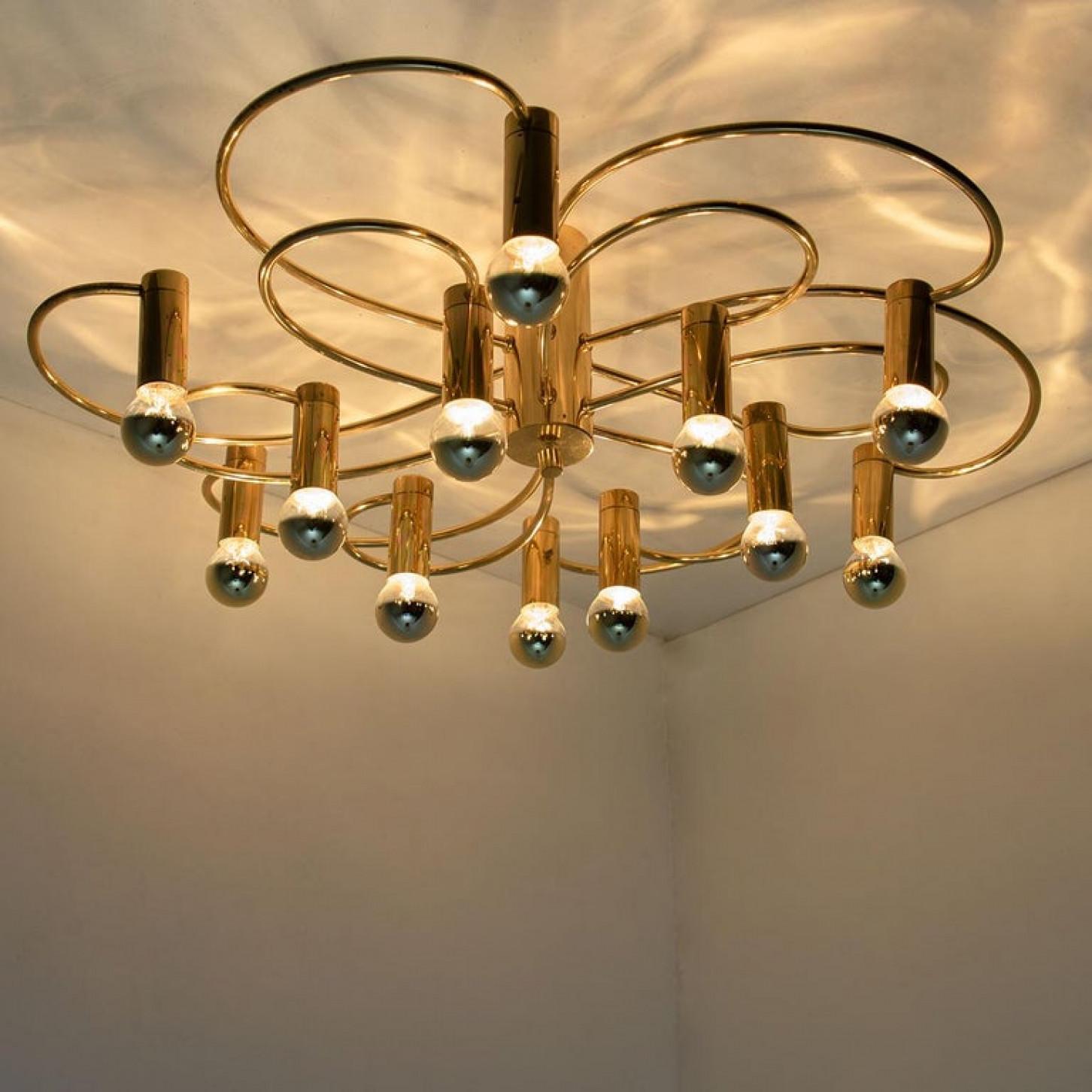 Milieu du XXe siècle 1 des 2 Leola Sculptural Brass 13-Light Ceiling or Wall Flush Mount, 1970 en vente