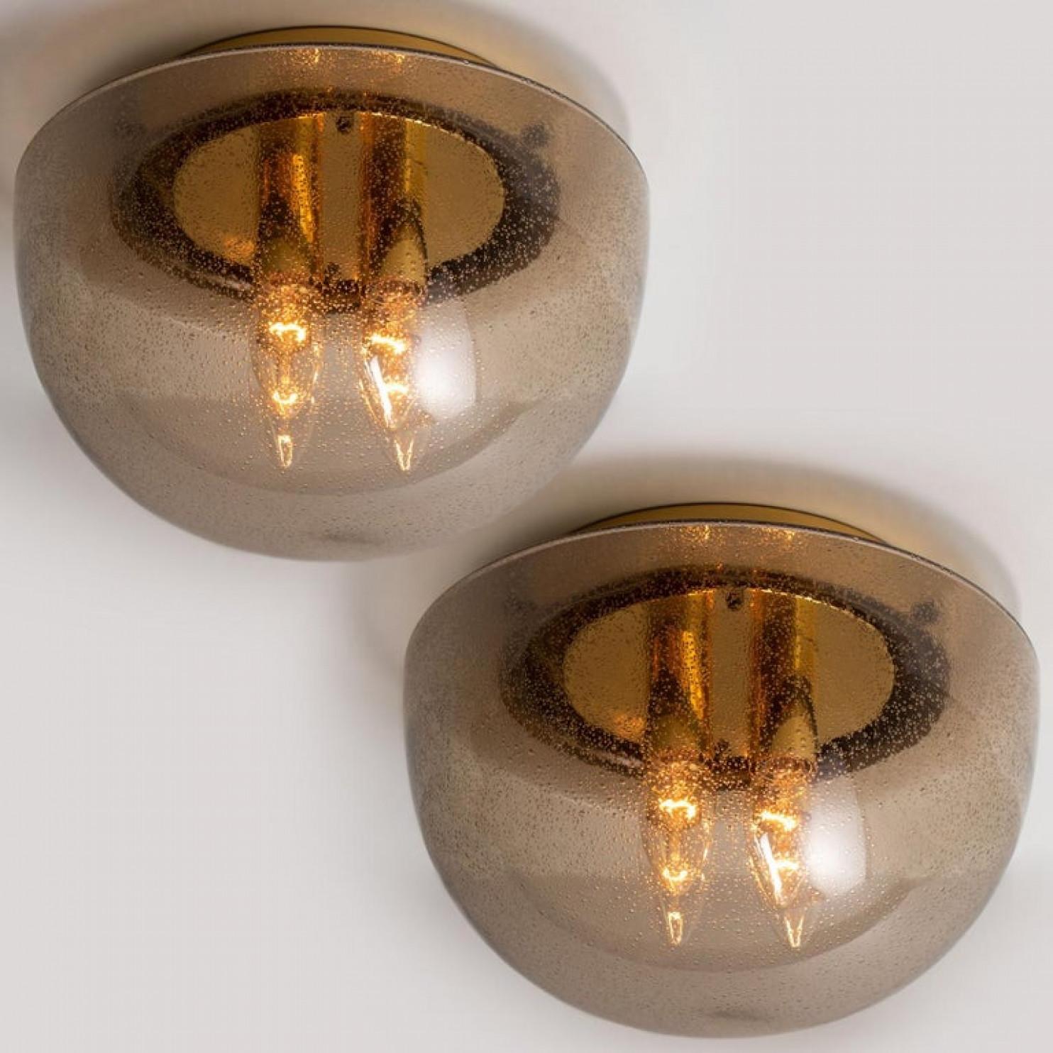 A wonderful mushroom shape flush mount, circa 1970, made by Limburg Leuchten, Germany.
With hand blown smoked glass on brass base. Illuminate4s beautifully.

Dimensions: Height approximate 5.9 inch (15 cm), diameter approximate 11.8 inch (30