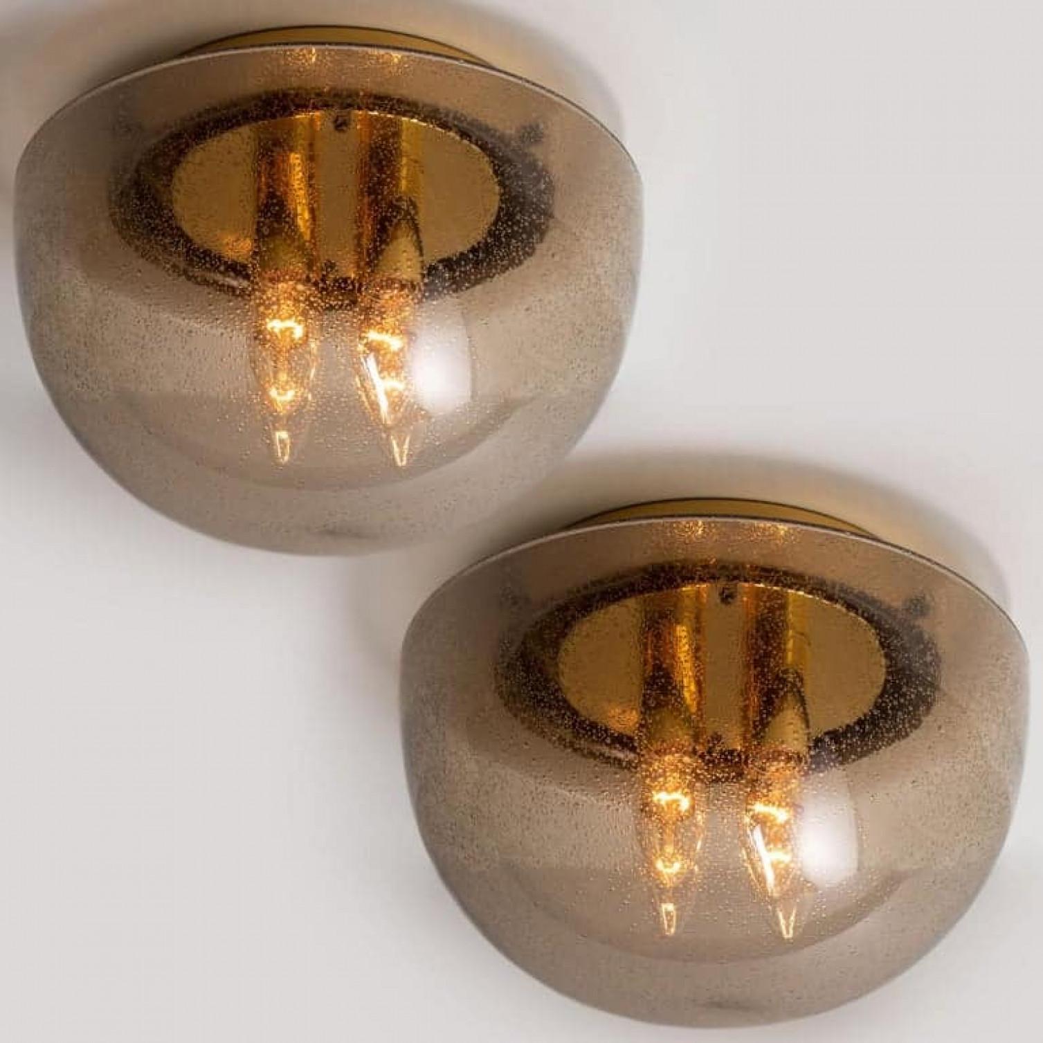 Un meraviglioso incasso a forma di fungo, del 1970 circa, realizzato da Limburg Leuchten, Germania.
Con vetro fumé soffiato a mano e base in ottone. Illumina4s splendidamente.

Dimensioni: Altezza circa 15 cm, diametro circa 30 cm.

Ottime