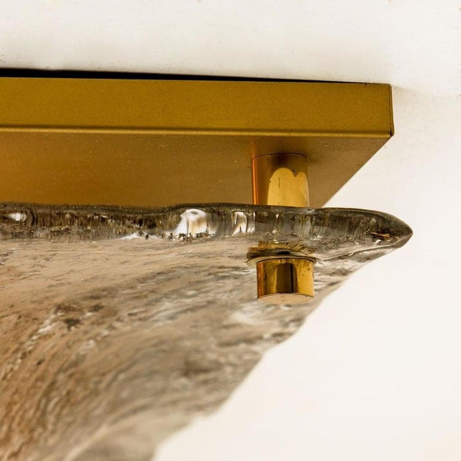 Plafonnier moderne de haute qualité en verre glacé épais et texturé de Kalmar, circa 1965. La monture est ornée d'une énorme coupelle en verre soufflé marbré brun-carré. Le plat fait à la main donne à la pièce un aspect de glace lourde qui réfracte