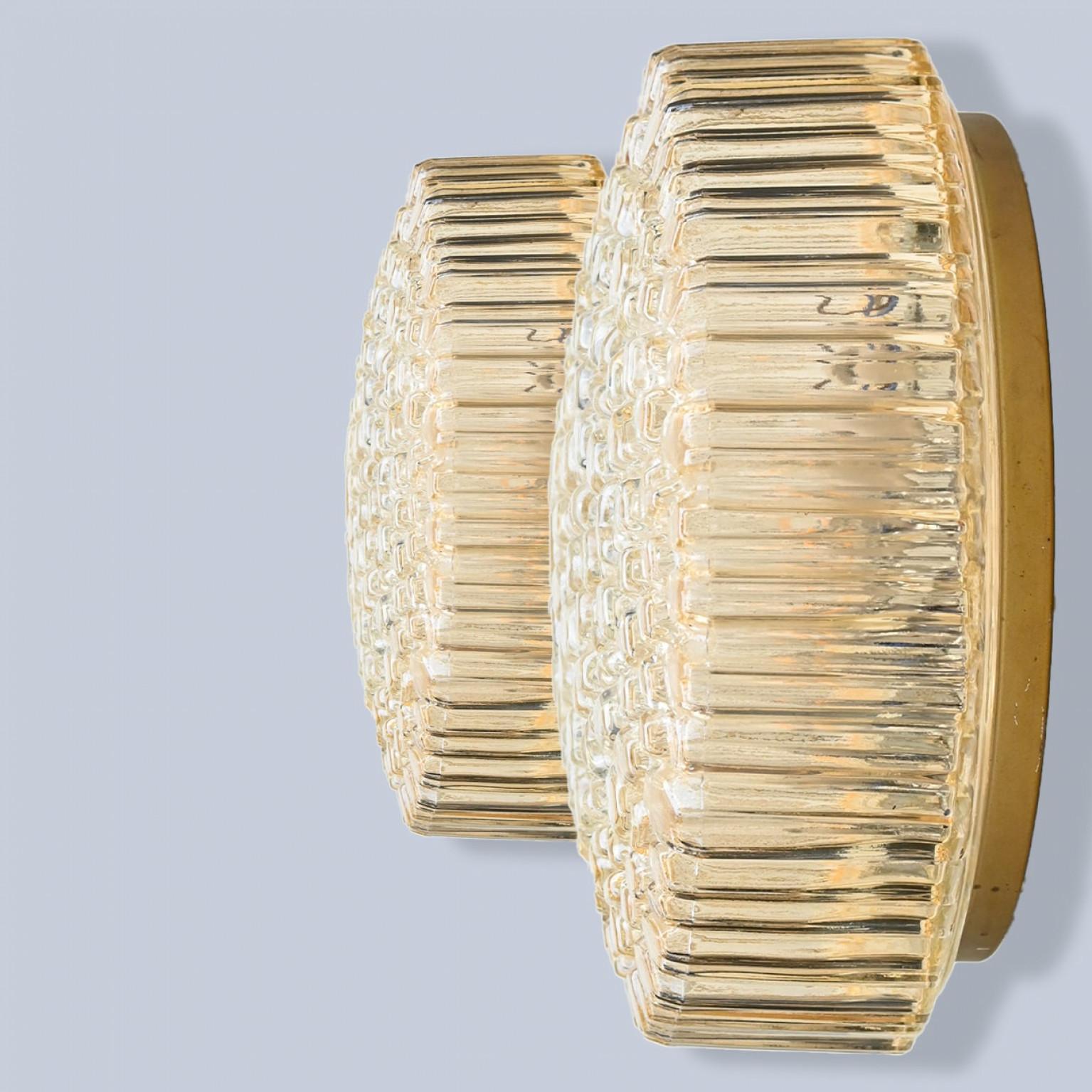 Autre 1 des 2 appliques rondes moyennes en verre texturé transparent, Limburg, 1970 en vente