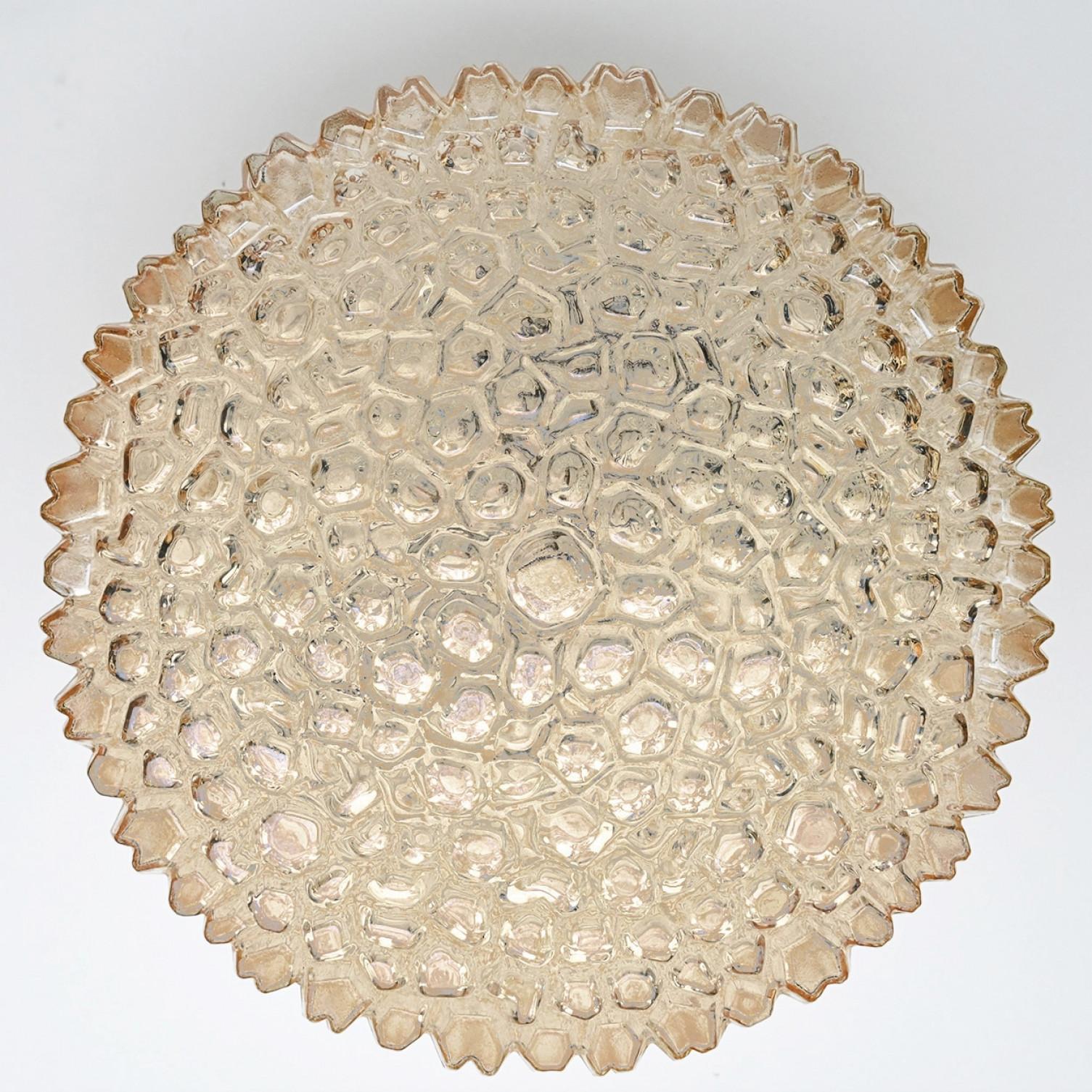 Verre 1 des 2 appliques rondes moyennes en verre texturé transparent, Limburg, 1970 en vente