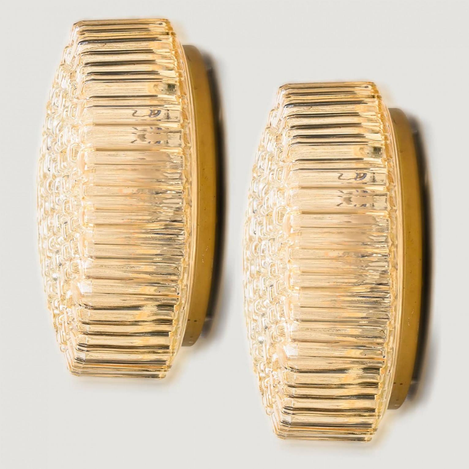 Coppia di applique in vetro testurizzato di colore chiaro progettate nello stile di Glashütte Limburg intorno al 1960-1970 in Europa, Germania. Il vetro con bolle dalla consistenza ricca dona una luce meravigliosa. Sono disponibili più luci dal