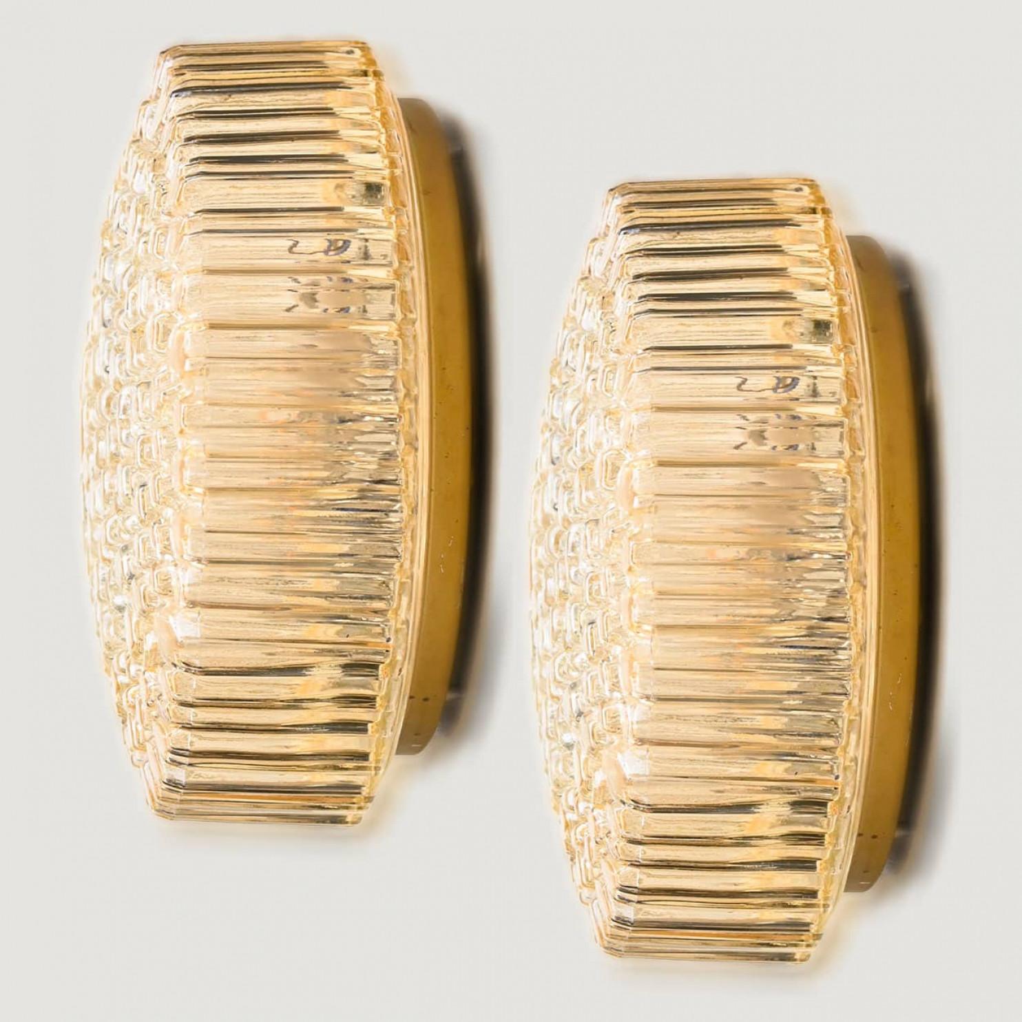 Paire d'appliques en verre texturé de couleur claire conçues dans le style de Glashütte Limburg vers 1960-1970 en Europe, Allemagne. Le verre bullé richement texturé donne une merveilleuse lumière. Il existe de nombreuses lampes de conception