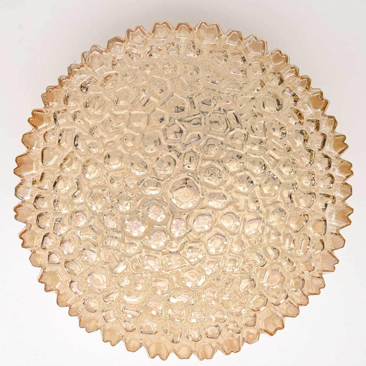 Altro 1 delle 2 applique medie rotonde in vetro trasparente testurizzato, Limburg, 1970