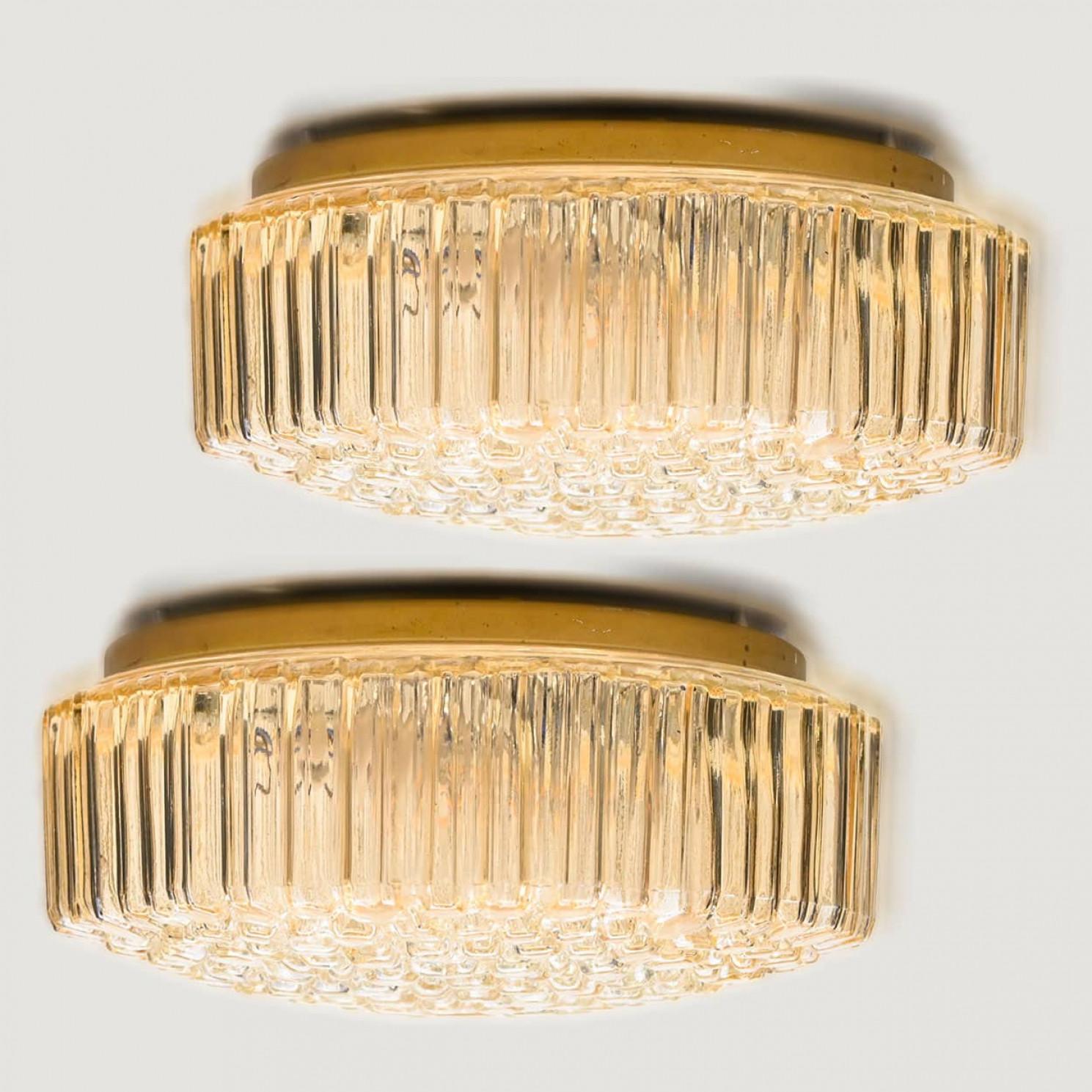 1 des 2 appliques moyennes rondes en verre texturé transparent, Limburg, 1970 Bon état - En vente à Rijssen, NL