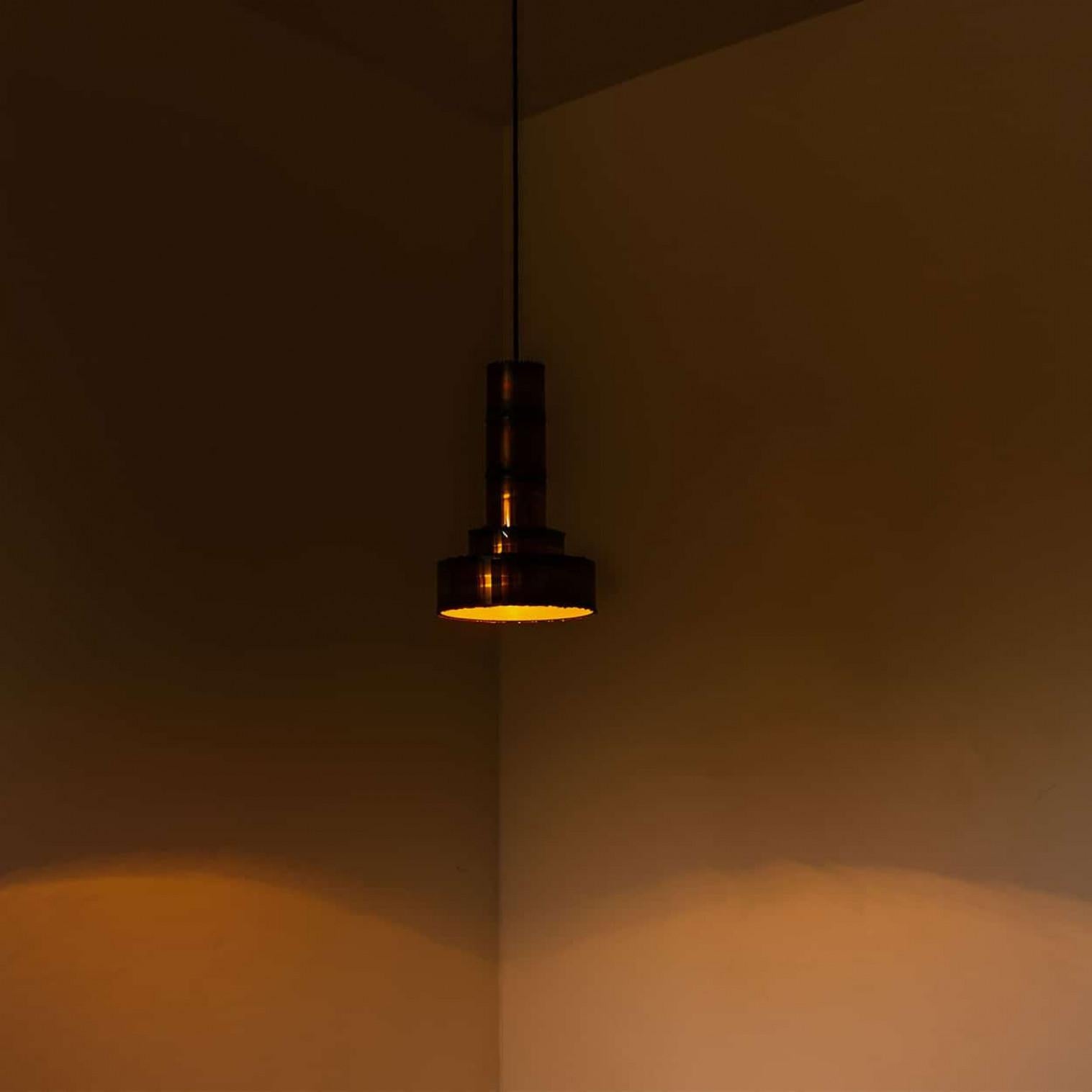 1 delle 2 lampade a sospensione brutaliste in metallo di Sven Aage per Holm Sorensen, 1960 in vendita 4