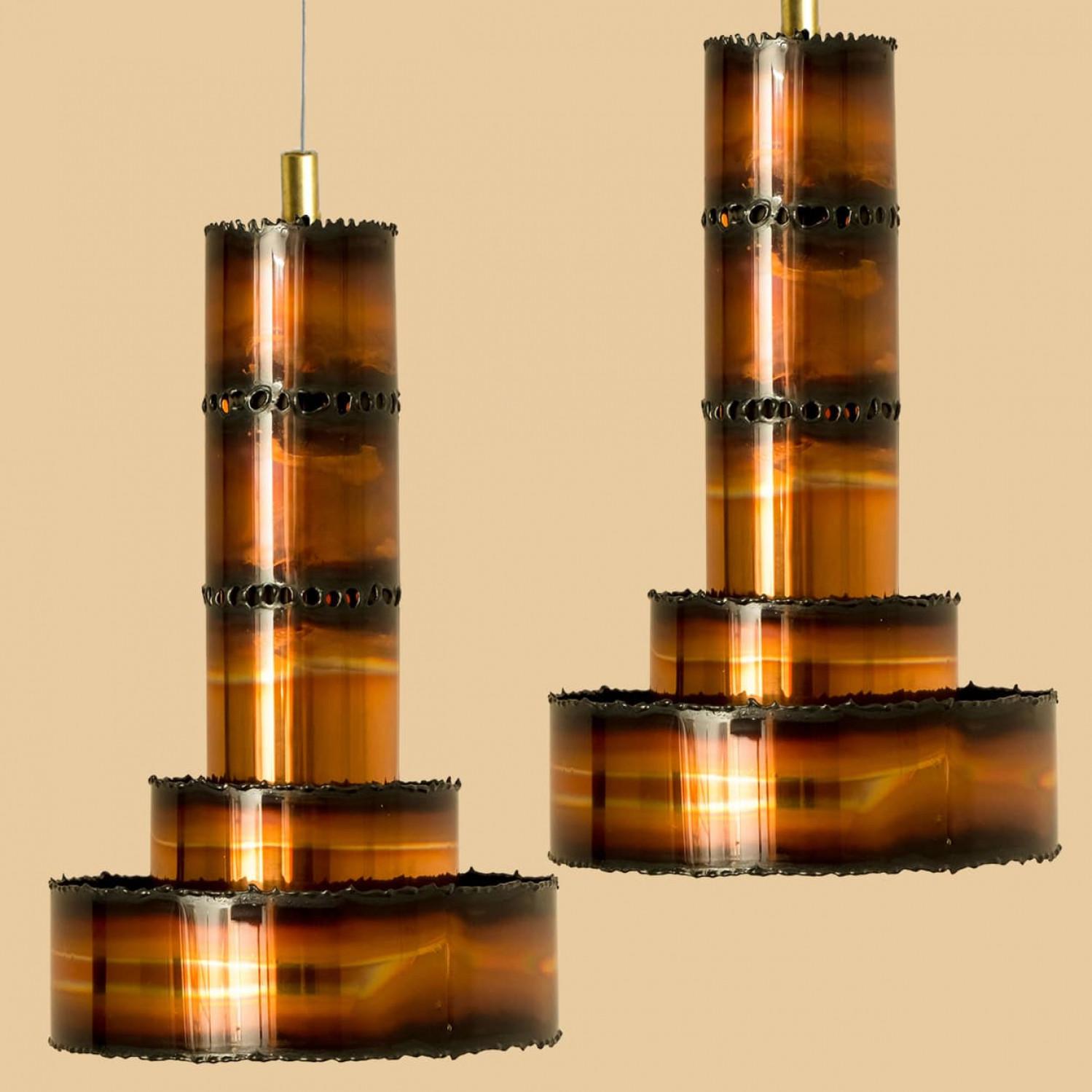 Sospensione modernista originale degli anni '60 realizzata in Danimarca da Holm Sørensen e disegnata da Sven Aage Holm Sorensen. Artigianato danese di alta qualità degli anni '60. Fantastico design in nero e ottone ottico/rame.

La lampada si adatta