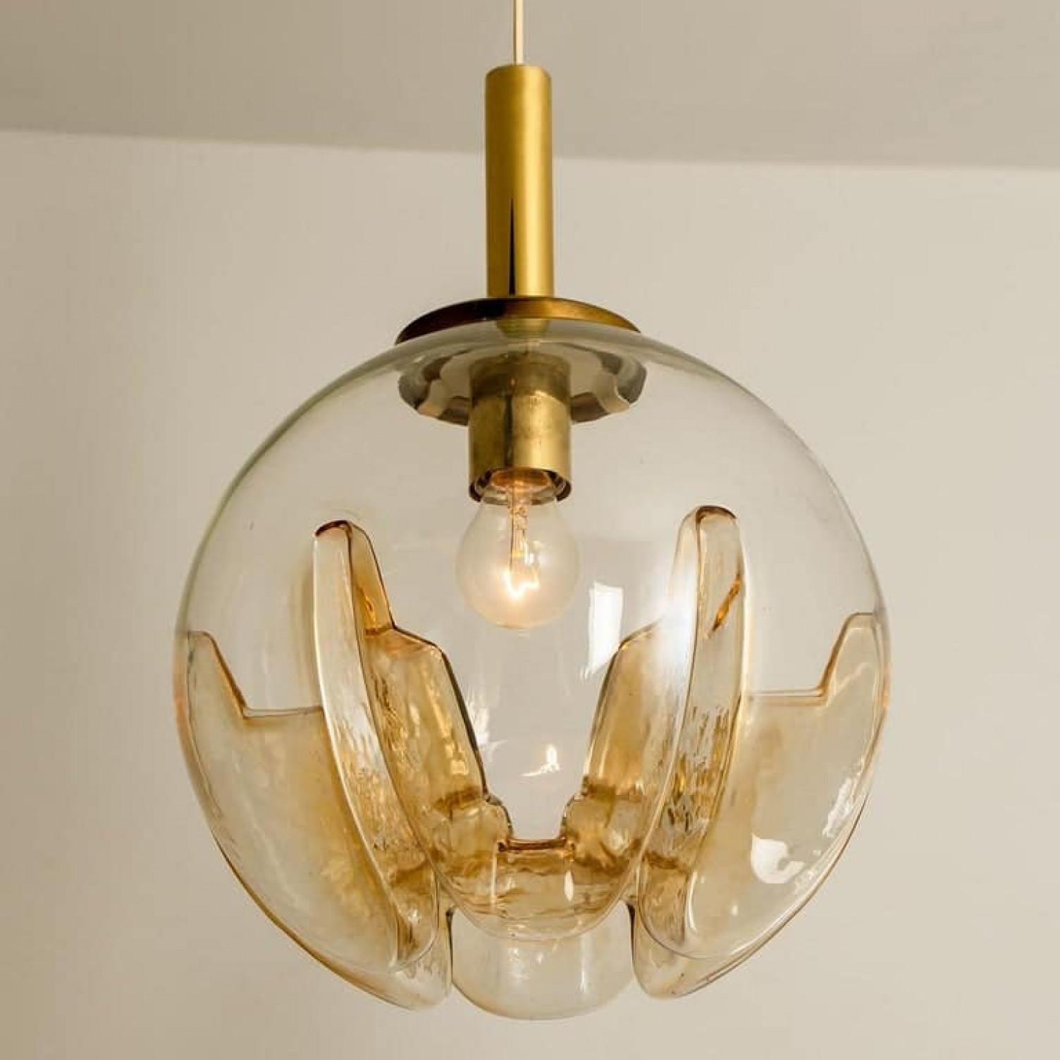 Ottone 1 dei 2 pendenti Mazzega Murano Globe, Italia, 1970 in vendita
