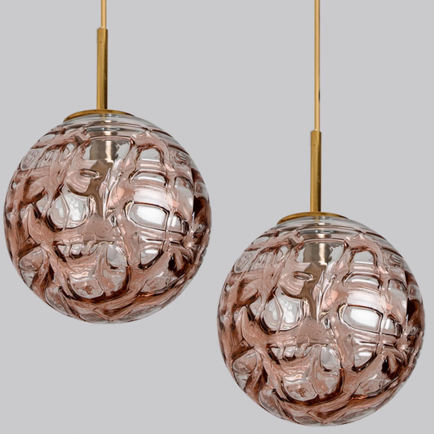 1 of the 2 Doria Leuchten rose globes (in collaboration with Murano) in the style of Venini, manufactured, circa 1960.

High-end thick Murano crystal glass shades made out of overlay glasses in the color Rose, applied in irregular swirls. Mind