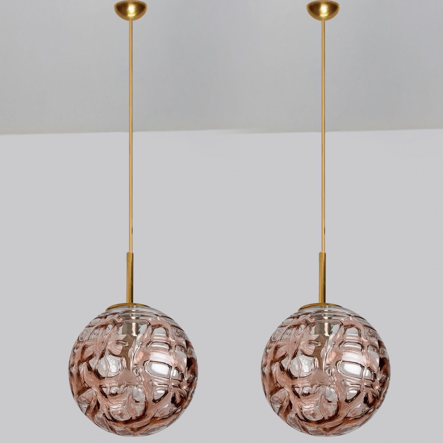 Allemand 1 des 2 lampes à suspension en verre rose de Murano, années 1960 en vente