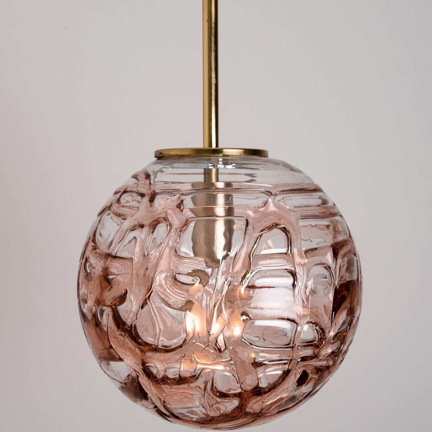 Milieu du XXe siècle 1 des 2 lampes à suspension en verre rose de Murano, années 1960 en vente