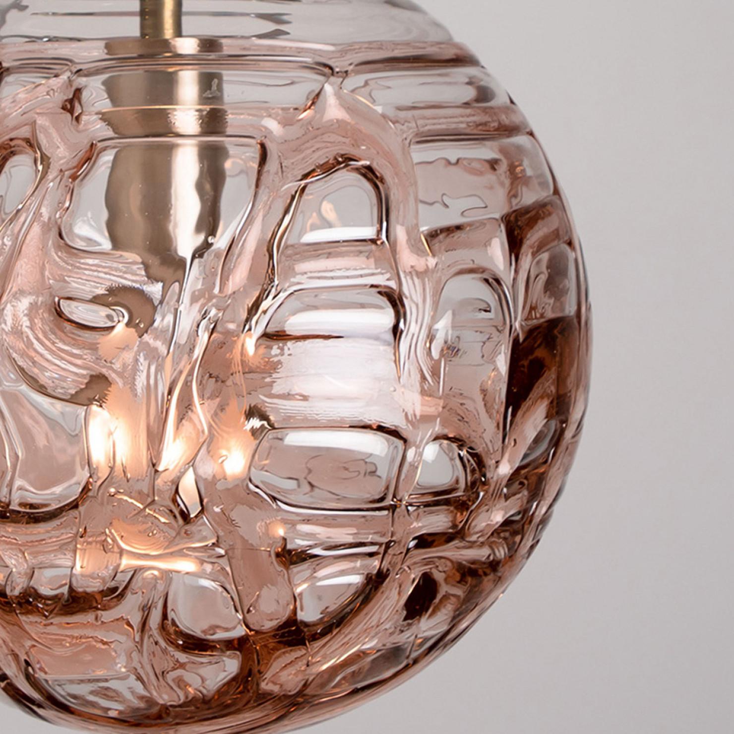 1 des 2 lampes à suspension en verre rose de Murano, années 1960 en vente 1