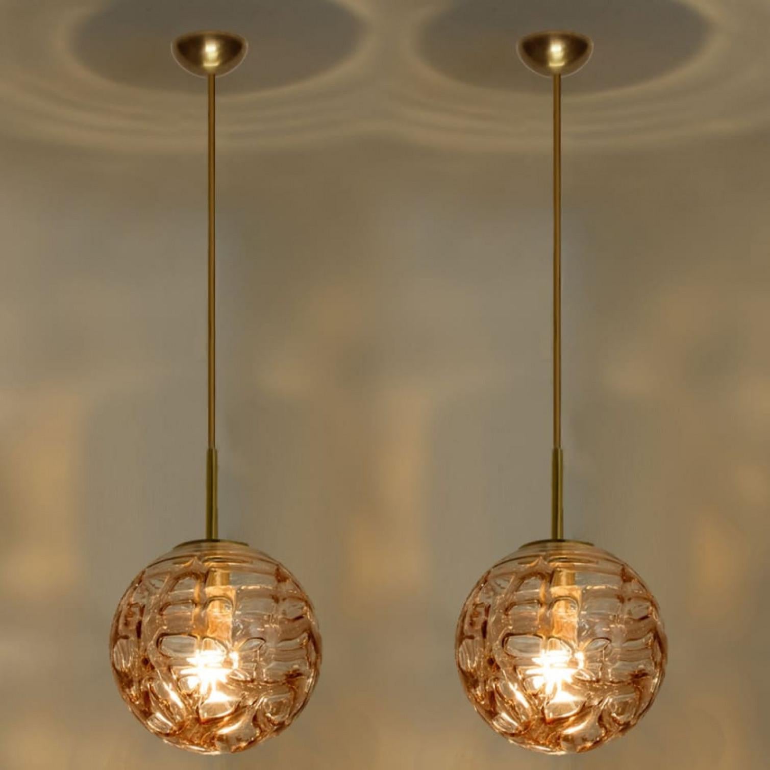 Ottone 1 delle 2 luci a sospensione in vetro rosa di Murano, anni '60 in vendita