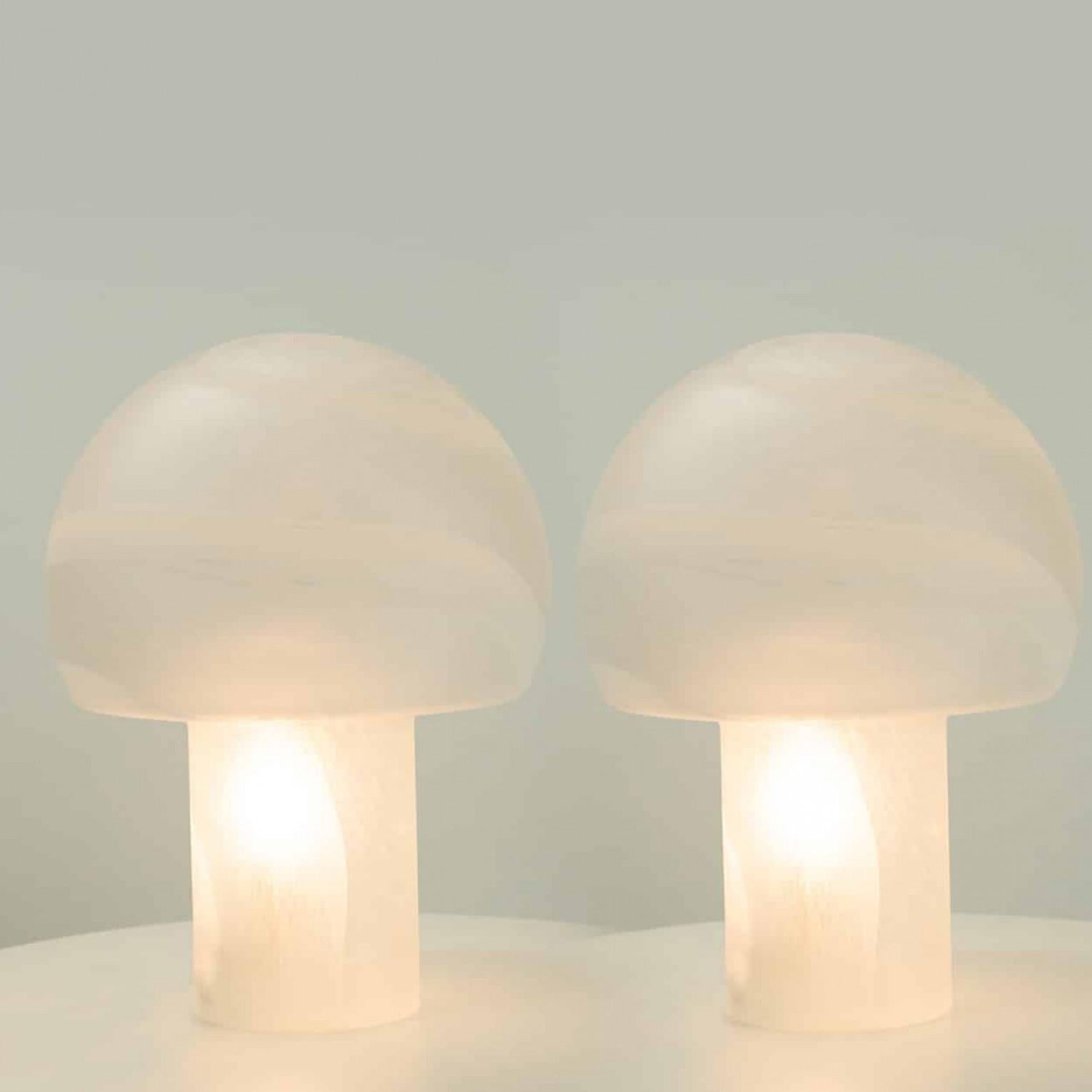 Charmante lampe champignon vintage, fabriquée à partir d'une seule pièce de verre dépoli blanc albâtre. Glashütte Limburg, années 70.

En très bon état vintage, bien nettoyé, câblé et prêt à l'emploi. Chaque lampe nécessite une ampoule