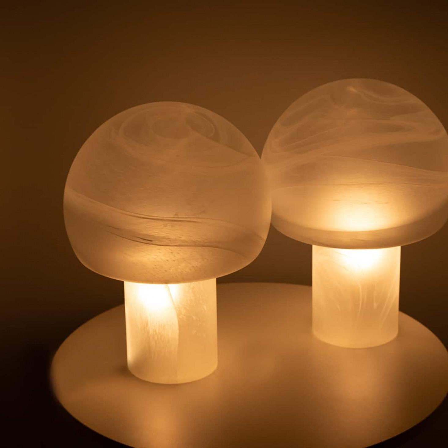 Mid-Century Modern 1 des 2 lampes de table en verre Mushroom, Glashütte Limburg, 1970 en vente