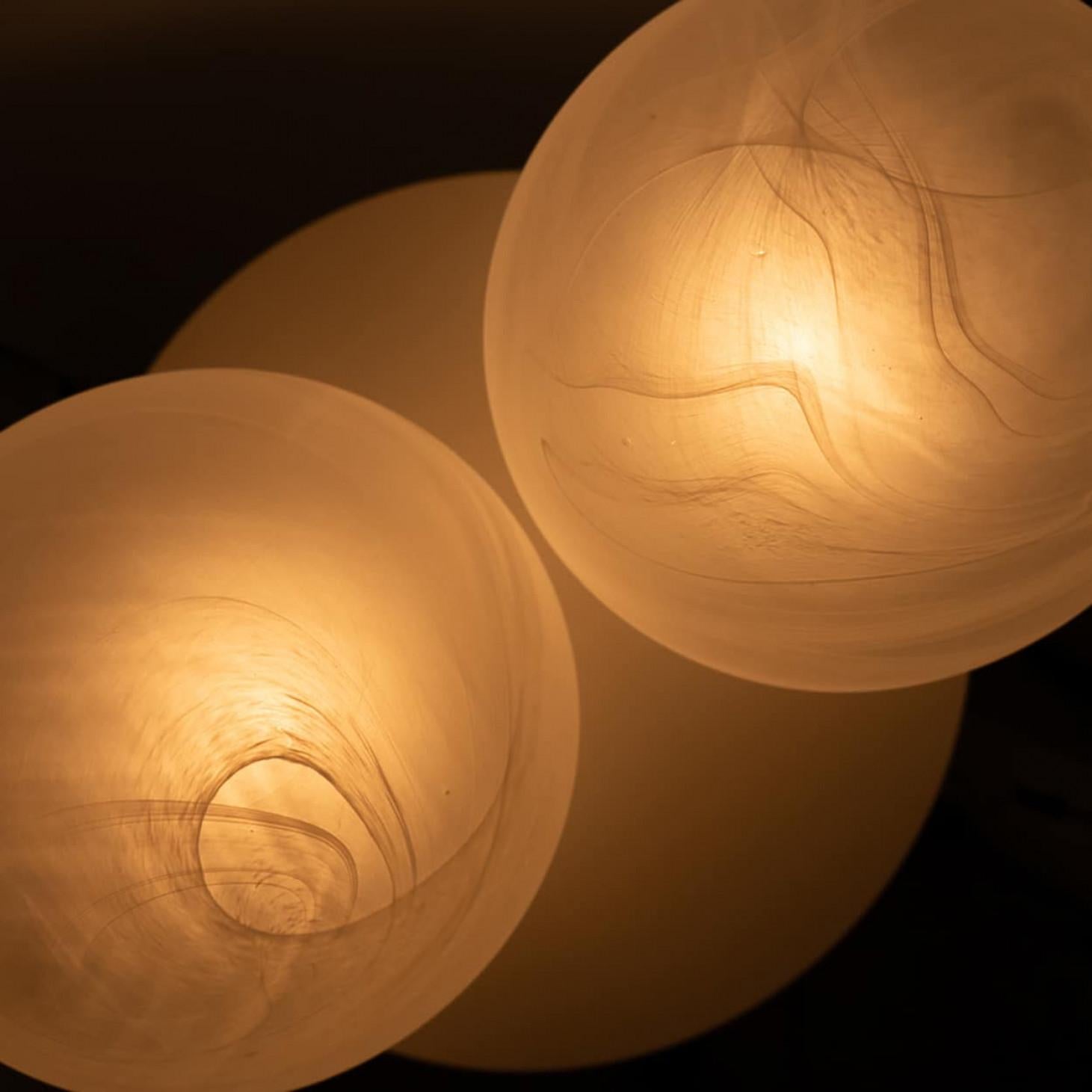 Allemand 1 des 2 lampes de table en verre Mushroom, Glashütte Limburg, 1970 en vente