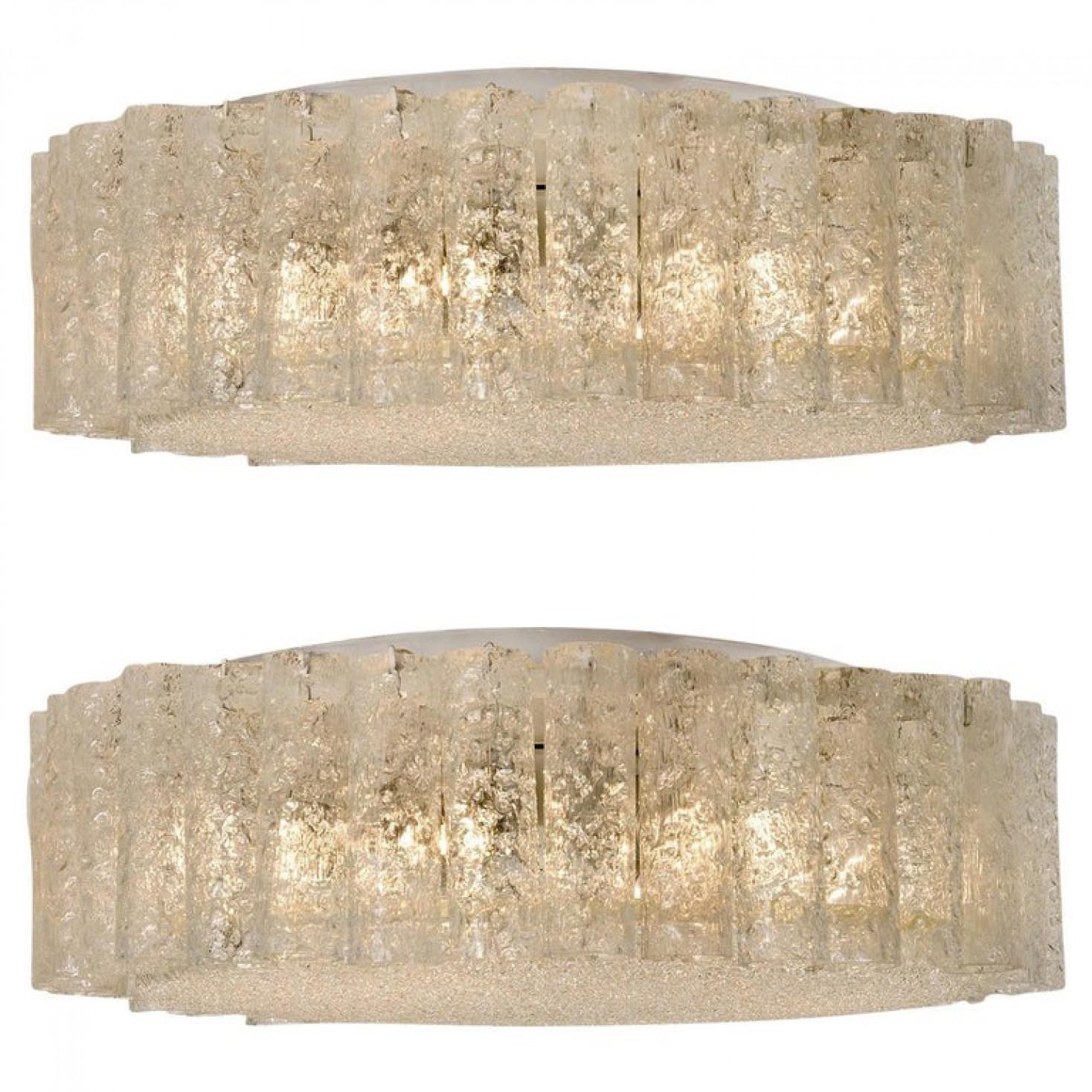 Due grandi lampadari a incasso Doria, tubi in vetro organico che circondano un diffusore centrale in vetro, montati con una ferramenta a vista minima per un look pulito ed elegante.

L'eleganza di questa lampada si adatta a molti ambienti, dal