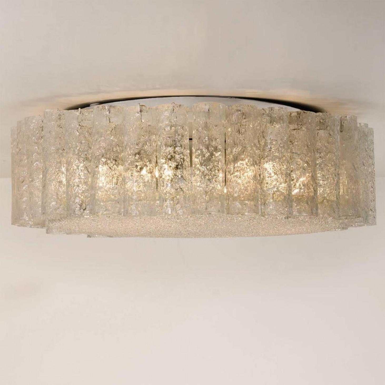 Mid-Century moderno 1 dei 2 lampadari extra large Doria Clear Flushmount, 1960 in vendita