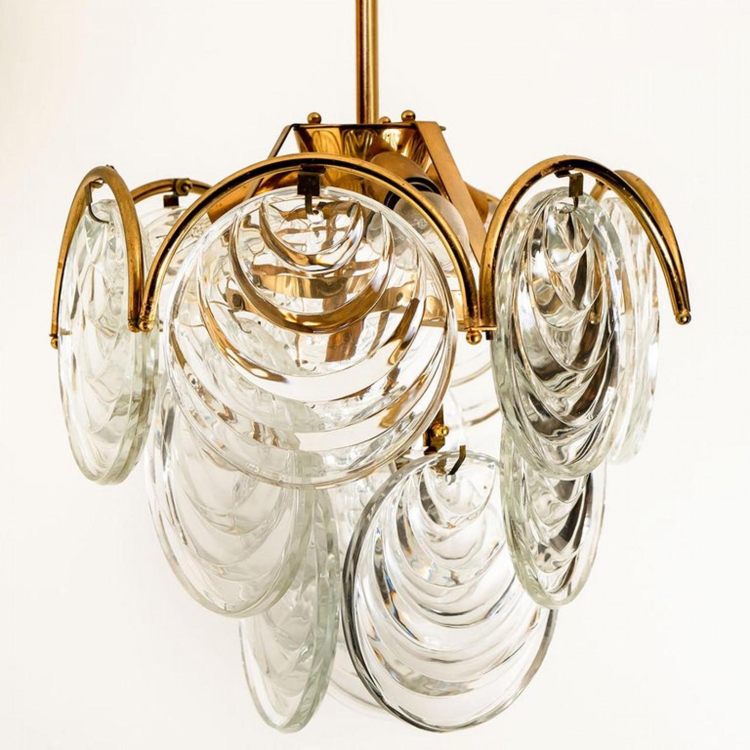 Mid-Century moderno 1 dei 2 di Apparecchi di illuminazione a due livelli in vetro e ottone, anni '70 in vendita