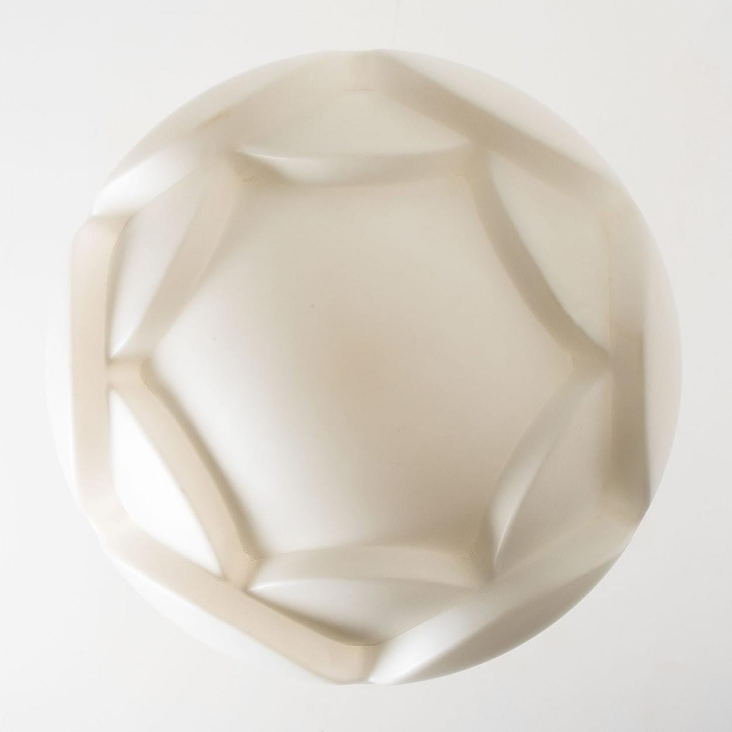 1 des 2 grandes lampes en verre opalin 